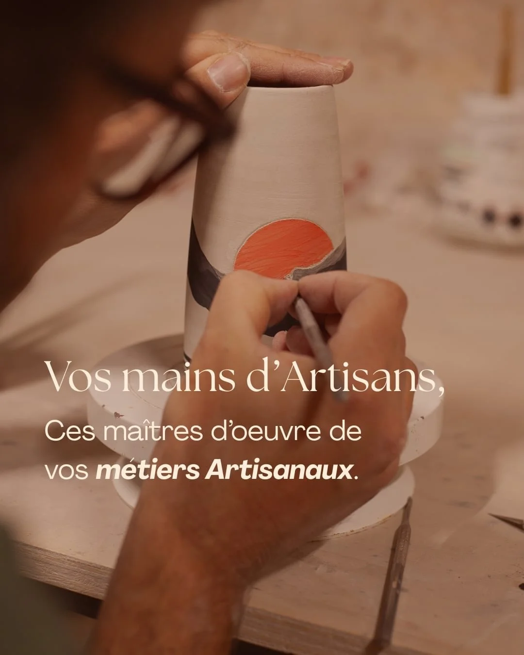 Vos mains portent les marques de vos m&eacute;tiers et racontent bien des r&eacute;cits.

Elles sont votre outil le plus indispensable et le plus pr&eacute;cieux.

Elles parlent de vos m&eacute;tiers,
De l&rsquo;histoire d&rsquo;un savoir-faire qui p
