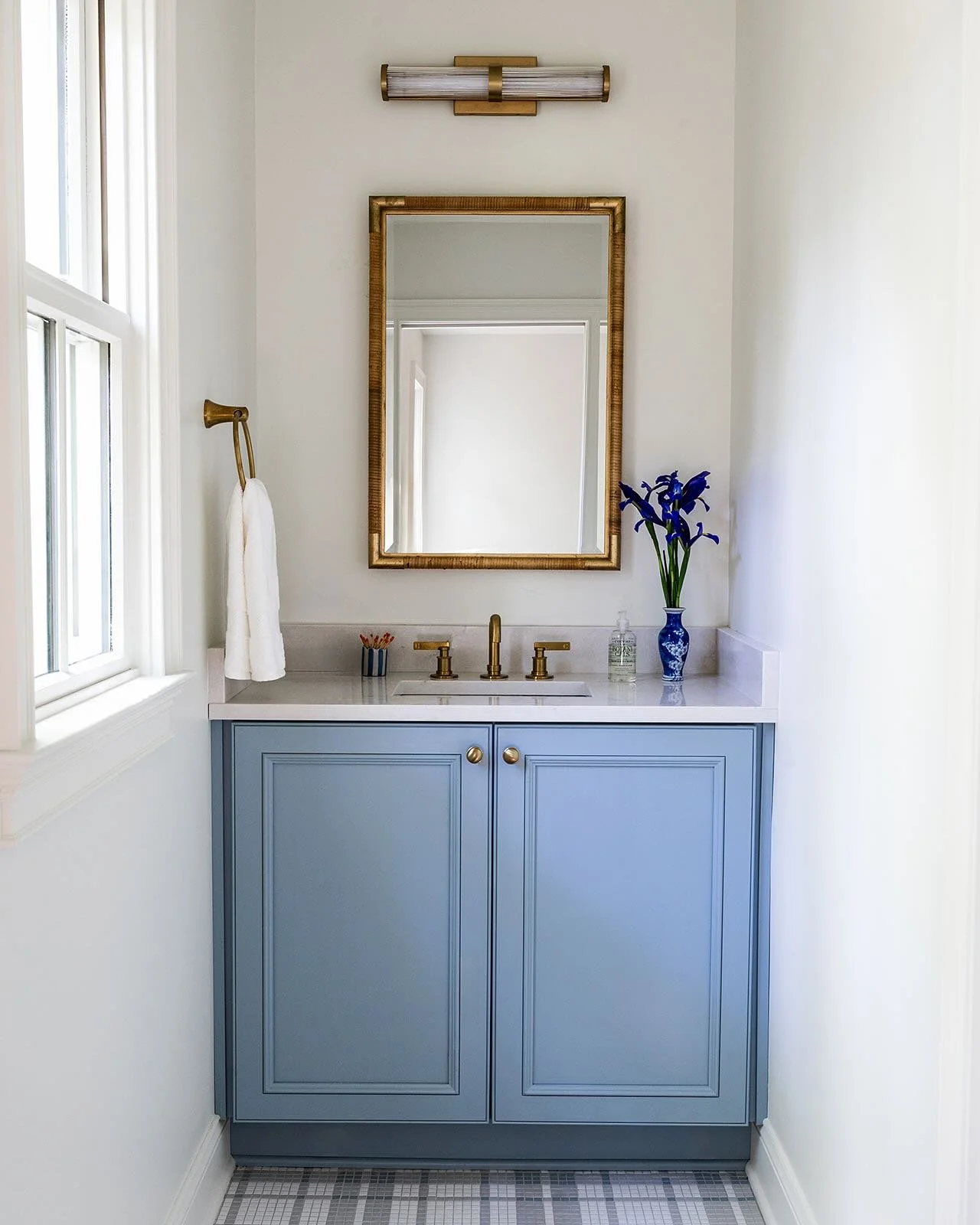 Maybe my favorite bath so far??? This plaid tile and coordinated blue vanity is just sooooooo 🙌 would you commit to color in your bath?! Let&rsquo;s talk! 

📸 : @ellenwagnerphoto