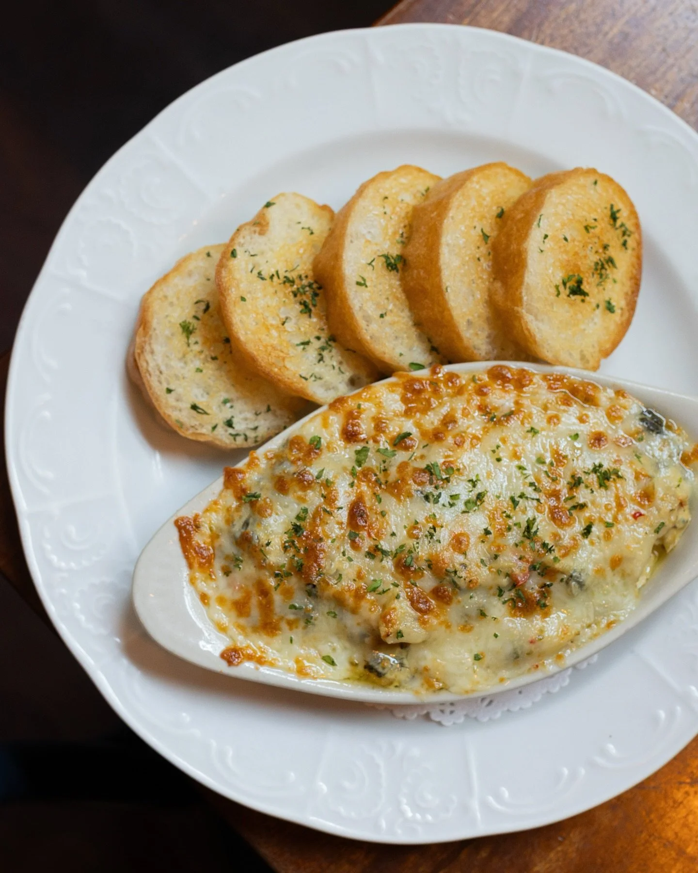 Warm, cheesy, and with a little kick 🌶️ Our Creole Spinach & Artichoke Dip is blended with Old Bay, pepper jack, and pickled fresnos, served with garlicky French bread crostinis. Find it at our Pearl District Happy Hour!
#screendoorpdx #pdxfo