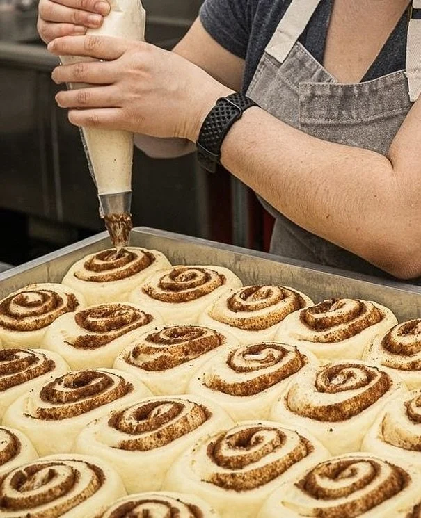 Fresh from the oven… almost! Trays of cinnamon rolls getting their cream cheese filling before baking to perfection and making their way to your table. Each order comes with two, one for you and one to share during brunch. 🤩
#screendoorpdx