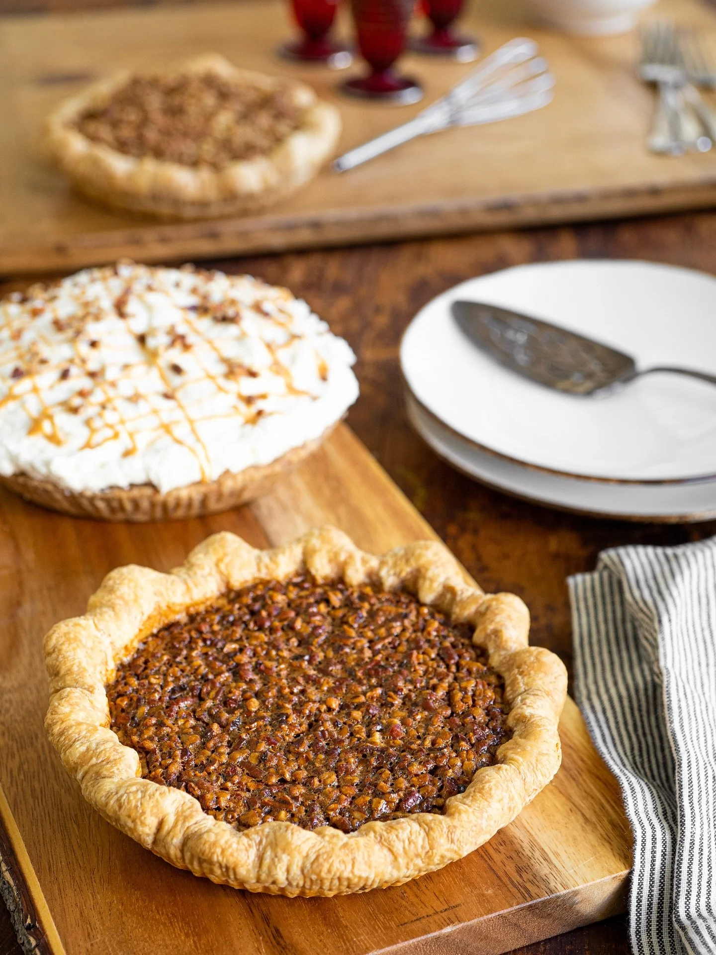 ✨Last chance to place your order!✨Holiday hosting, simplified with our Heat &amp; Serve boxes and holiday pies. Order by this Sunday 11/23 for pick-up, Wednesday 11/26.

Boxes Include:
Roasted turkey breast and leg, turkey gravy, mashed potatoes, stu