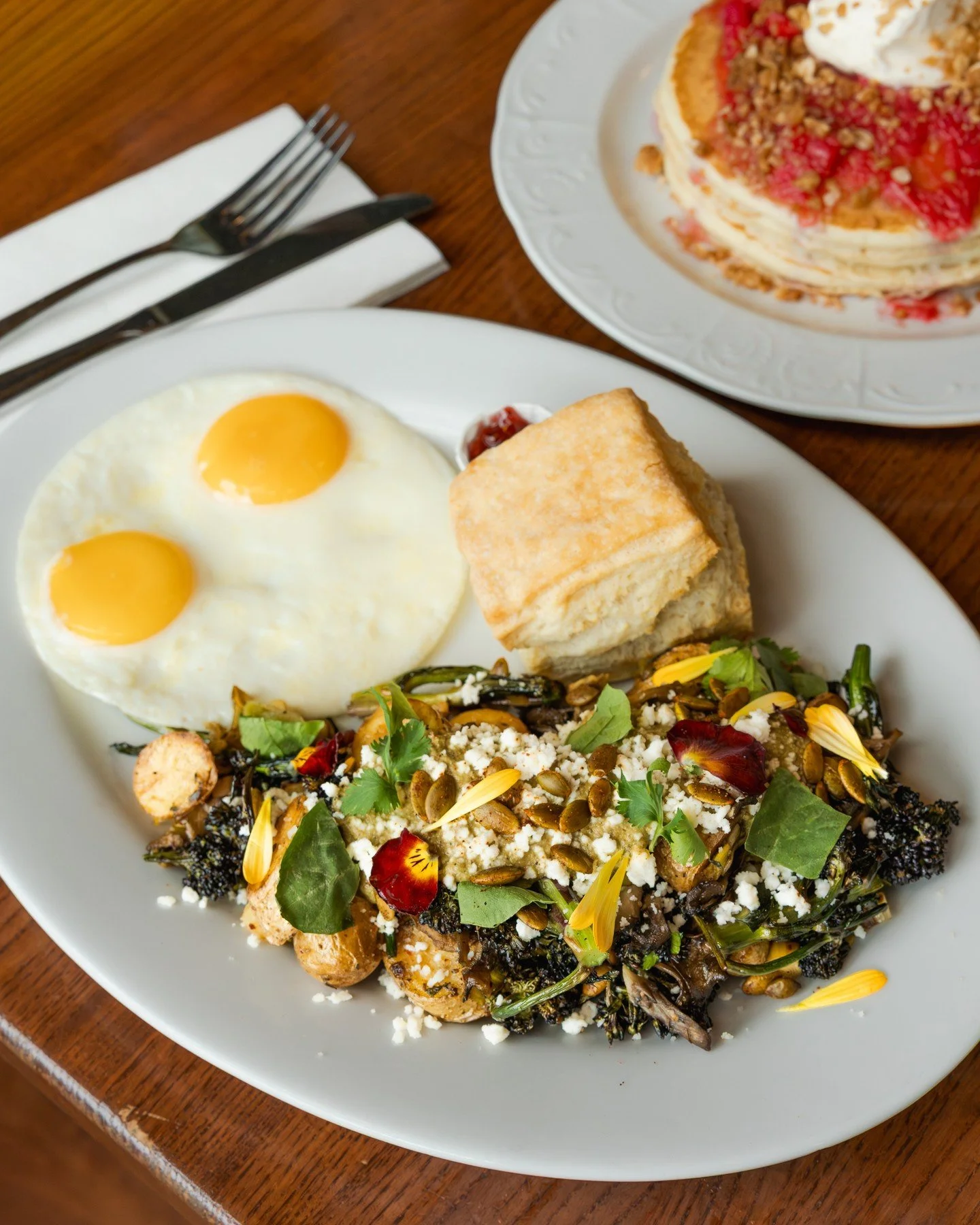 Recently added to our Eastside Brunch menu ✨ Spring Vegetable Hash with purple sprouting broccoli, green garlic, Hen of the Woods mushrooms, fingerling potatoes, smoked &amp; spiced pepitas with queso fresco &amp; green pipian sauce.⁠
⁠
#screendoorpd
