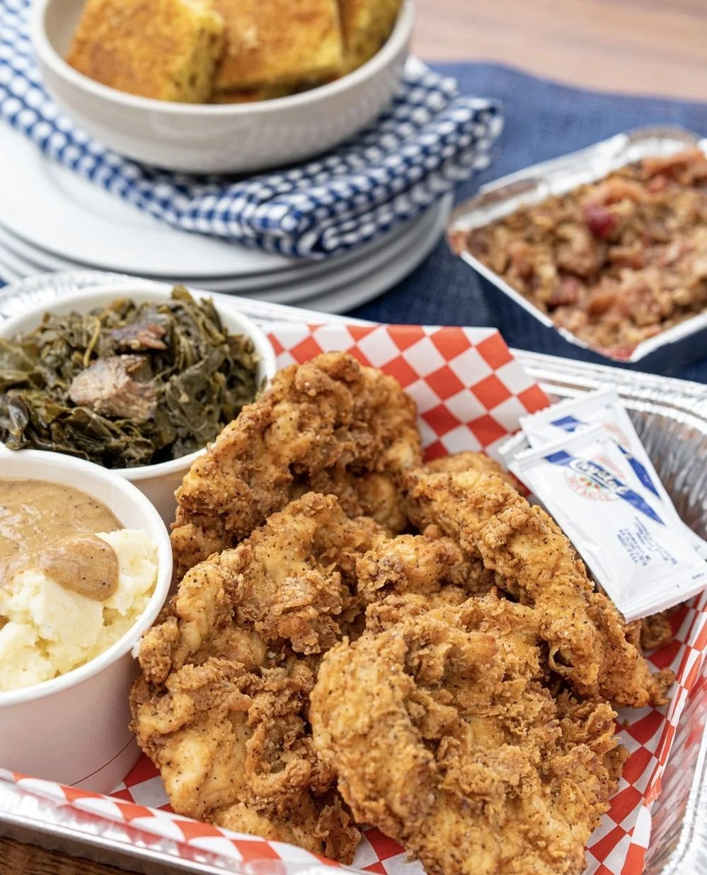 Feeding a group doesn&rsquo;t have to be complicated, we&rsquo;ve got you. Our party packs are available at both locations, with handpicked options or build-your-own favorites. Pre-order 72 hours in advance through the link in bio.⁠
⁠
#screendoorpdx 