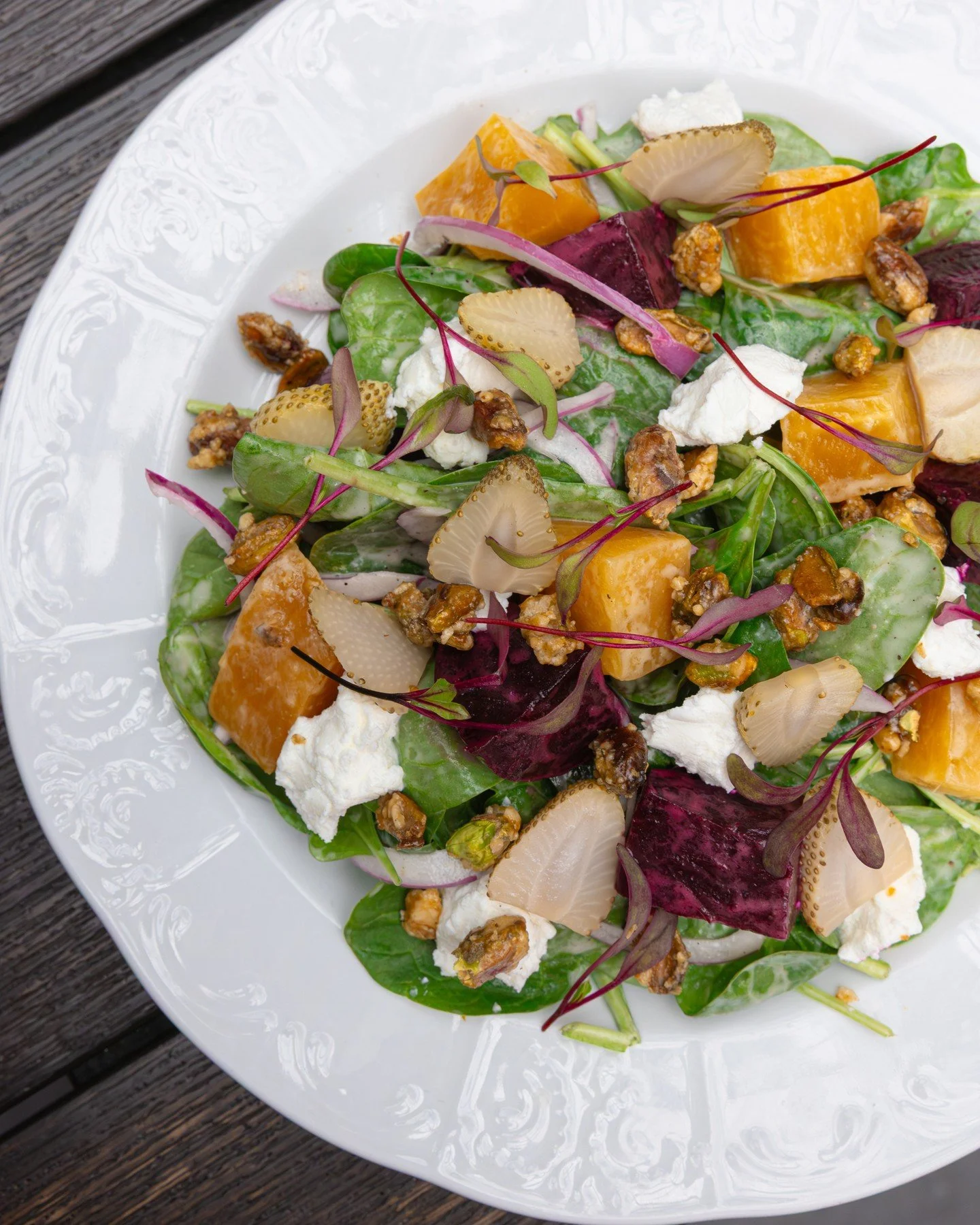 Spring&rsquo;s showin&rsquo; off on this plate 🥗⁠
Sonnen Farm beets and baby spinach with pickled green strawberries, goat cheese, shaved red onion, frosted pistachios, and lemon dijon vinaigrette, finished with bull&rsquo;s blood microgreens. Exclu