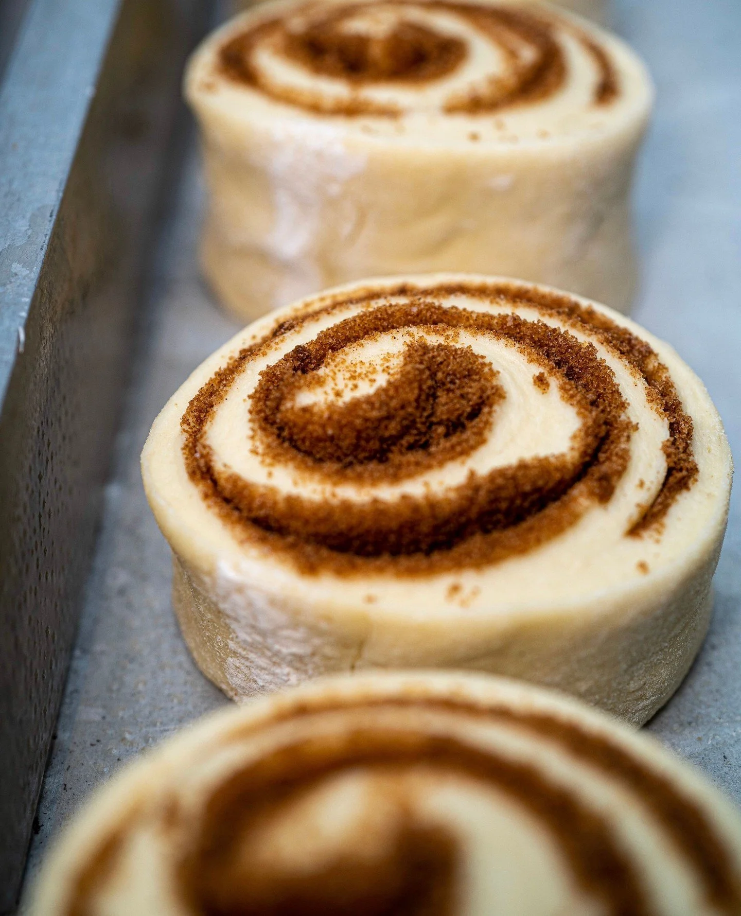 Erin&rsquo;s cinnamon rolls, before and after they hit the oven 🤎 Friday's smellin&rsquo; pretty sweet, join us in our dining room for brunch!⁠
⁠
#screendoorpdx #pdxfood #portlandfood #travelportland