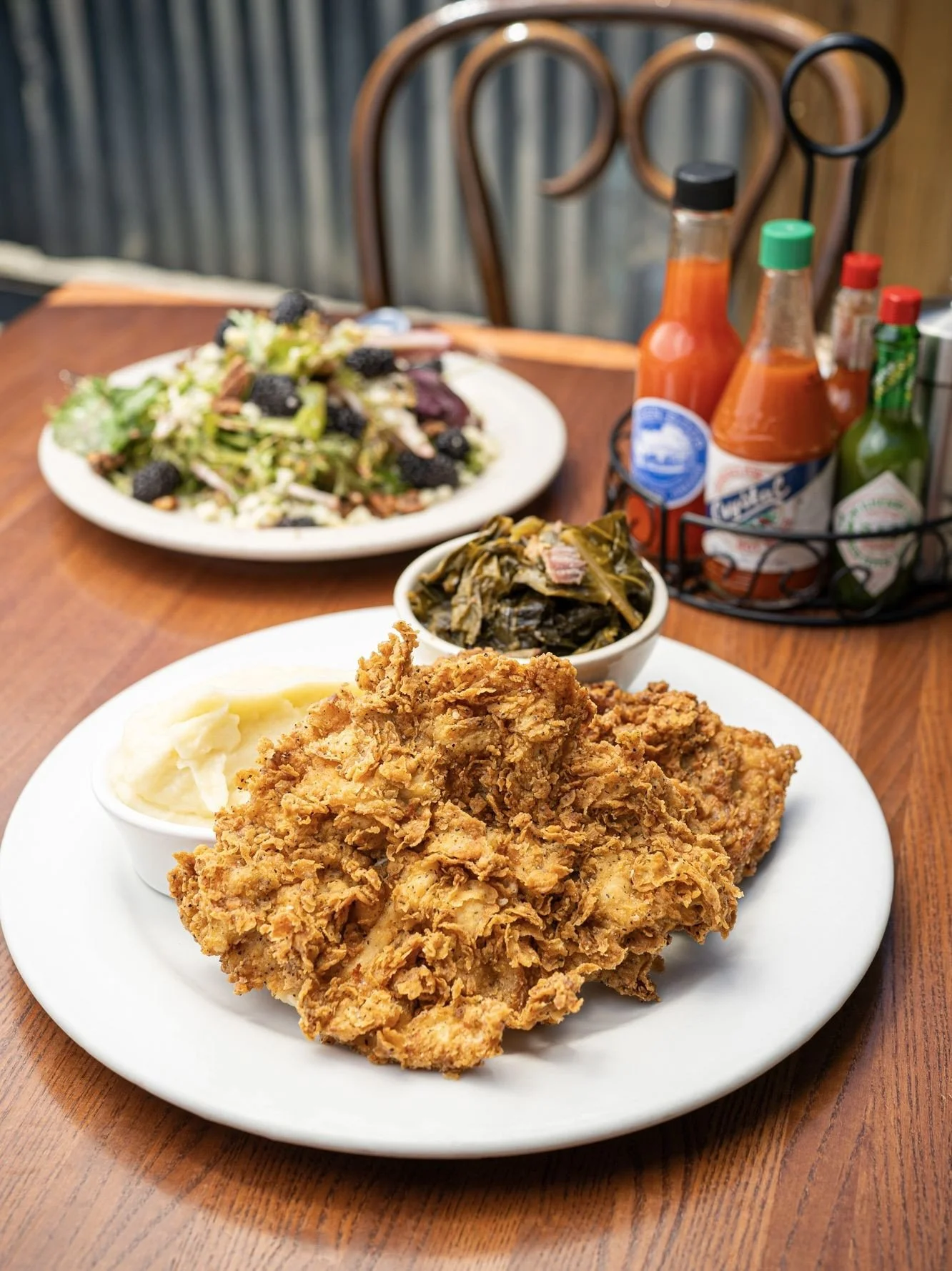 Why choose a side when you can have a little of both? Fried Chicken Dinner, veggies on the table... life is all about balance. 😍⁠
⁠
#screendoorpdx #pdxfood #portlandfood