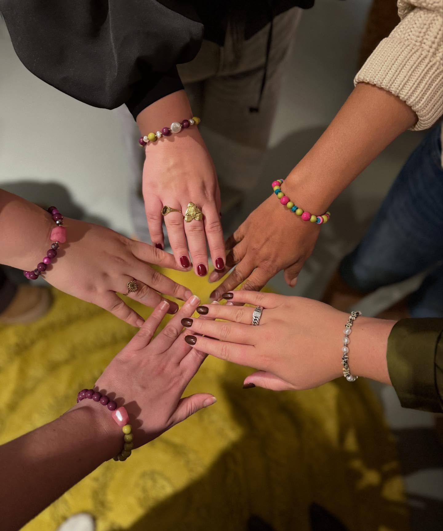 Het groepje van gisteravond was klein maar fijn! Mega gezellig en altijd weer leuk om te zien wat voor verschillende dingen iedereen maakt ✨✨
Parels en prosecco blijft gewoon een hit, leuke avond, creatief bezig zijn en gelijk iets moois mee naar hui