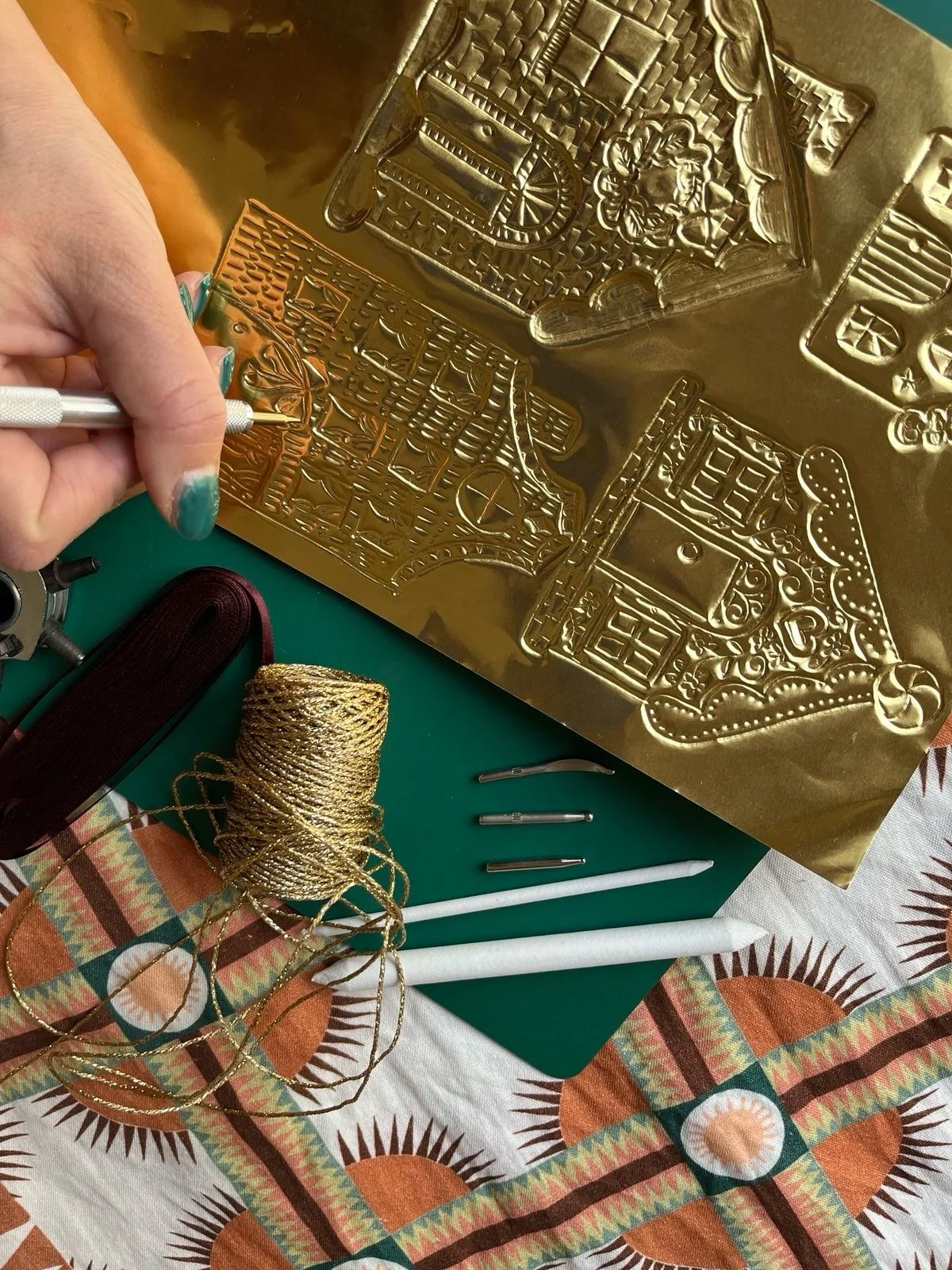 DIY GOLD EMBOSSING ✨🕊️

Op vrijdag 19 &amp; dinsdag 23 December hebben wij een leuk kerstcadeautje voor jullie! Voor de normale prijs van de clubhours (&euro;17,95) kan je vrijdag in de ochtend of dinsdag in de ochtend of in de middag aanschuiven om