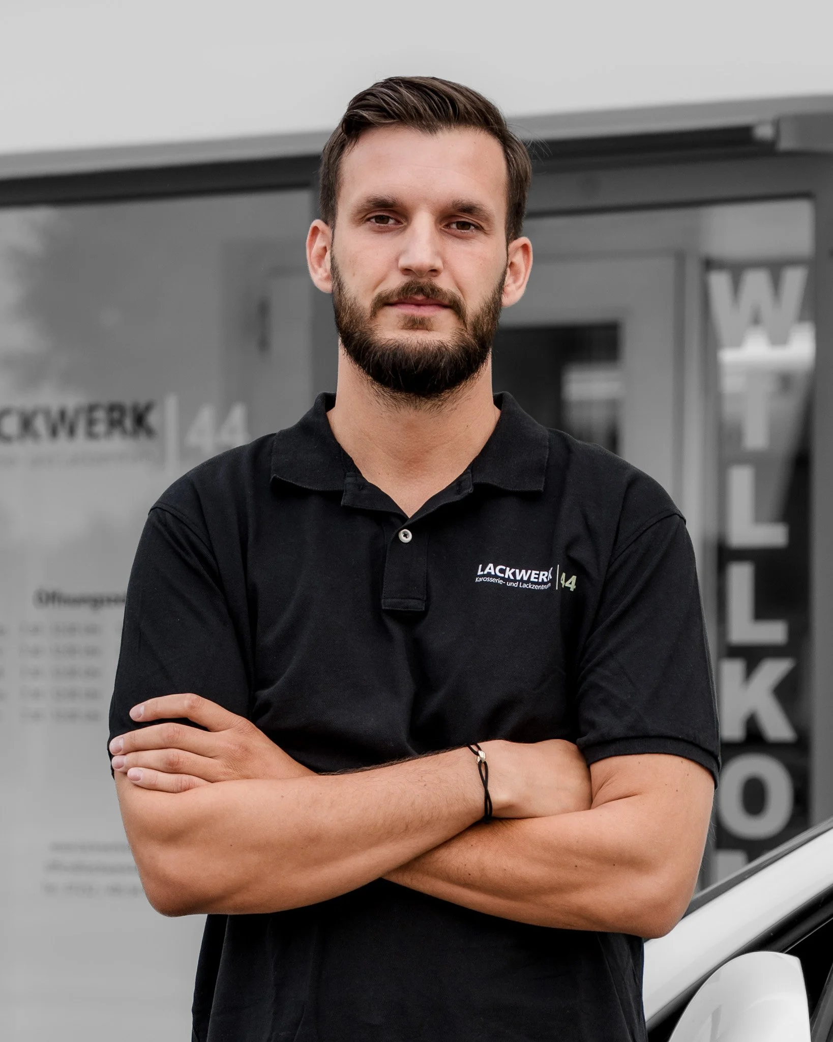 Ein leerer weißer Papierbogen auf braunem Hintergrund, mit einem Stift und einem Anspitzer daneben.