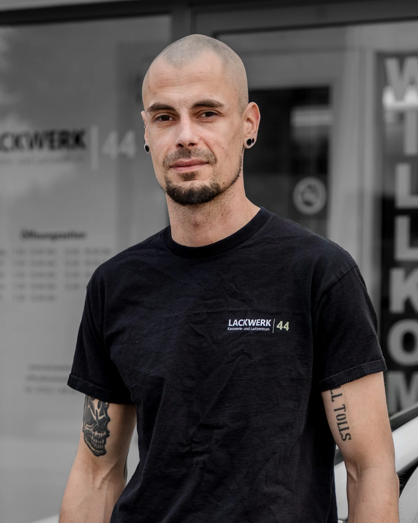 Ein weißes Blatt Papier auf braunem Hintergrund mit einem Bleistift und einem Anspitzer.