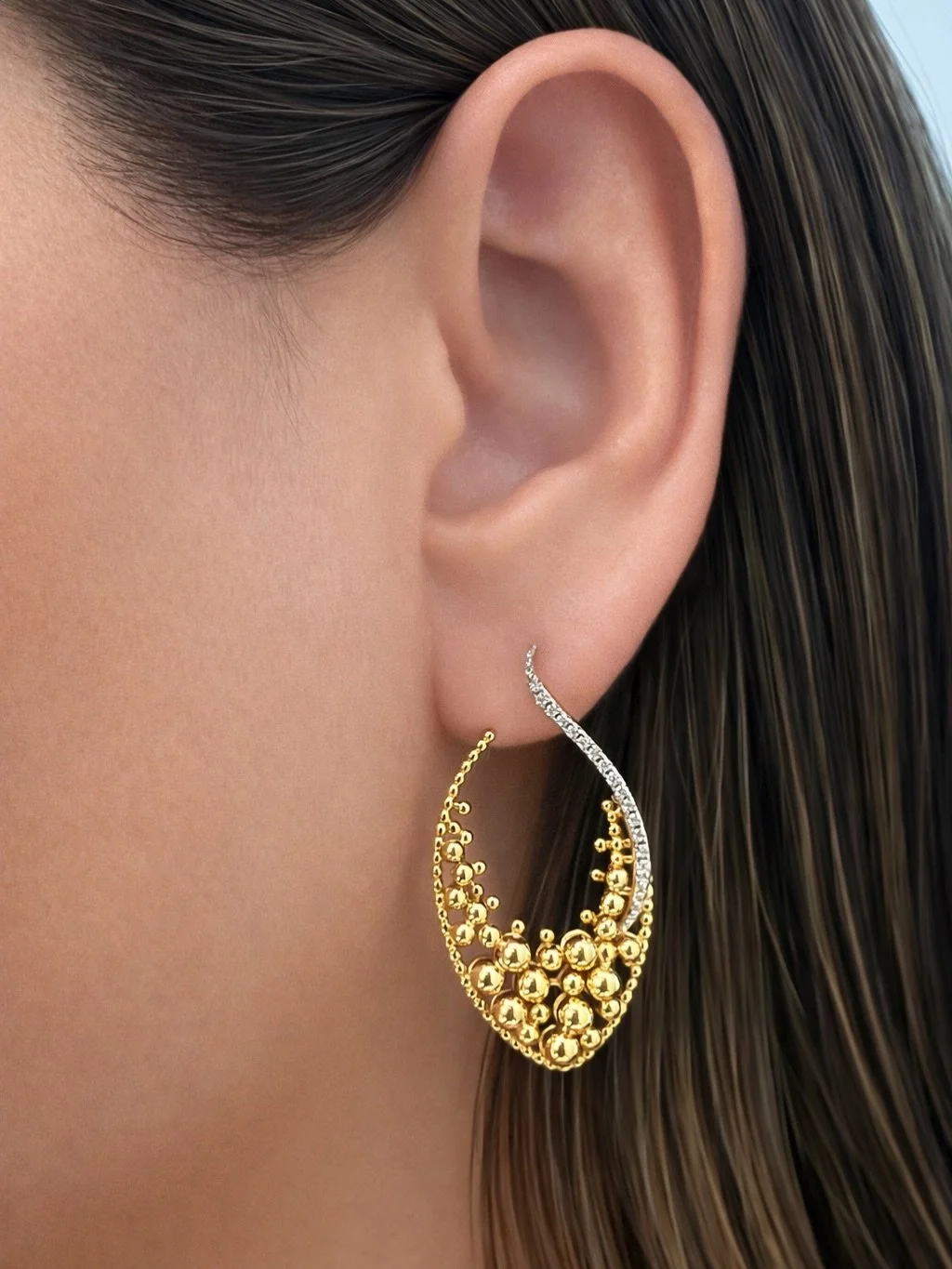 Brinco folha com detalhes de bolinhas e um cravejado incr&iacute;vel em prata925 com banho de ouro 18K.
Perfeito para quem valoriza detalhes &uacute;nicos e elegantes ✨🤩

#joias #prata925 #festa #wishesjoias