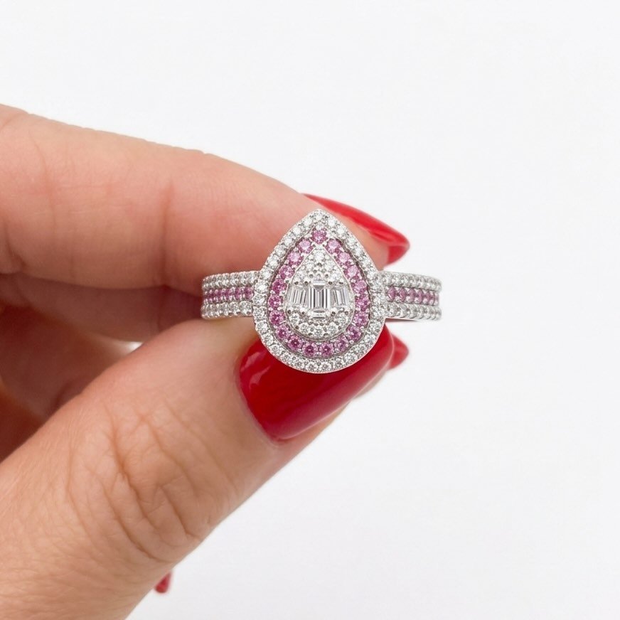 Este anel em formato de gota &eacute; a pe&ccedil;a-chave que faltava no seu porta-joias. Sofisticado, feminino e com um acabamento impec&aacute;vel, ele eleva qualquer look instantaneamente. #joiasdeprata #aneldeprata