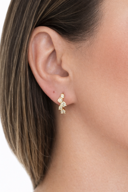 Argola 13mm uma gota e quatro pontos de luz candy colors em prata925 com banho de ouro 18K