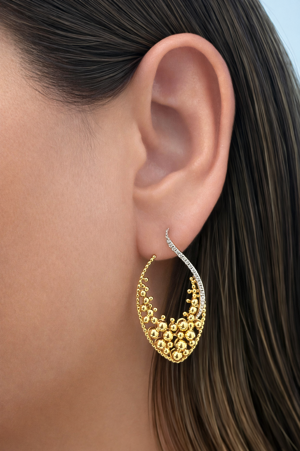 Brinco formato folha com bolinhas e risco cravejado em prata925 com banho de ouro 18K