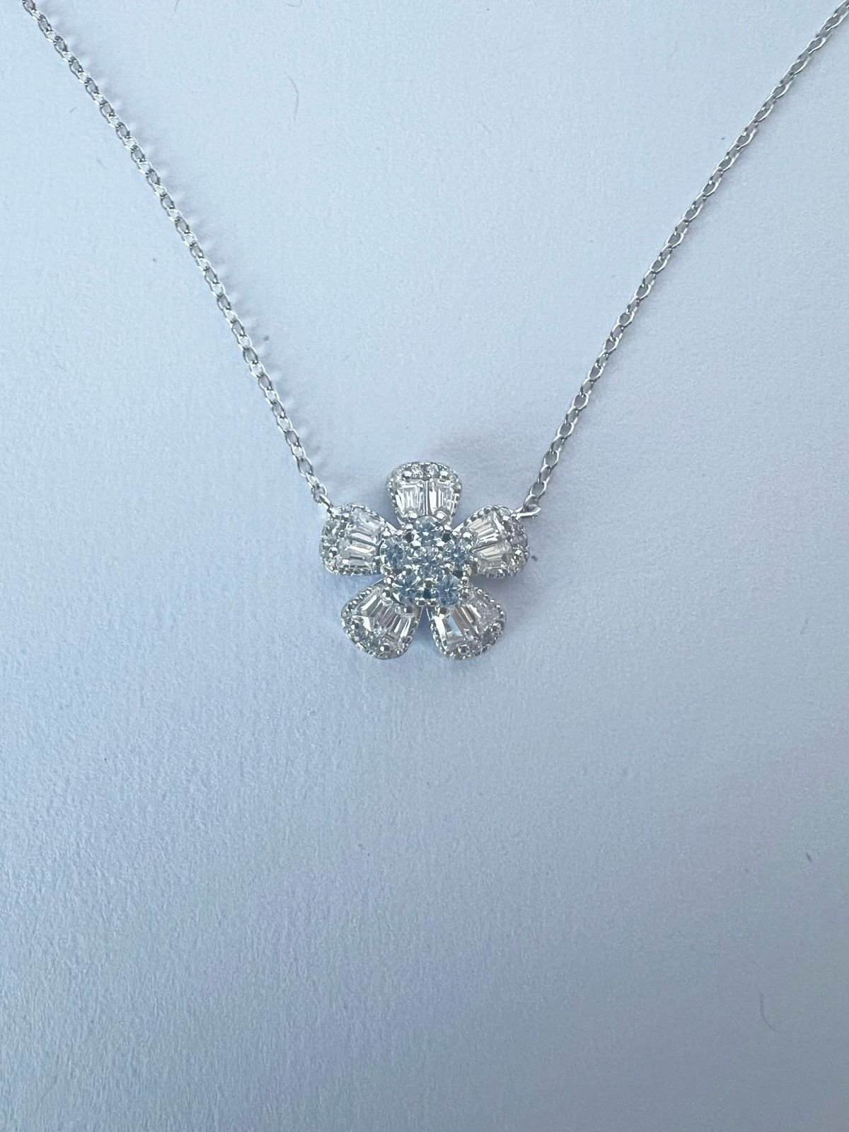 Colar Elos Portugueses Flor Cinco Petalas Baguetadas Miolo Ponto Luz Com Cravação Em Volta Prata