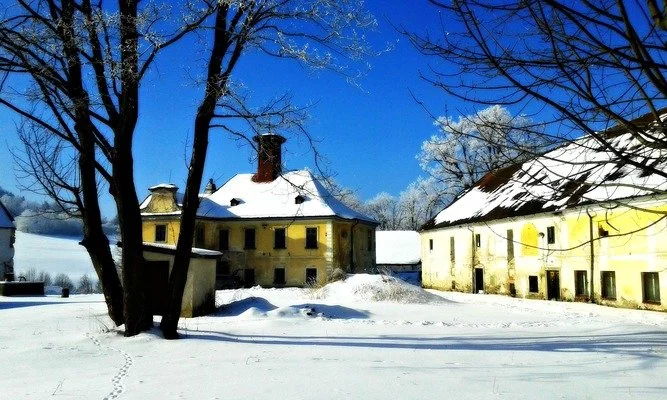 How to survive winter in a castle
