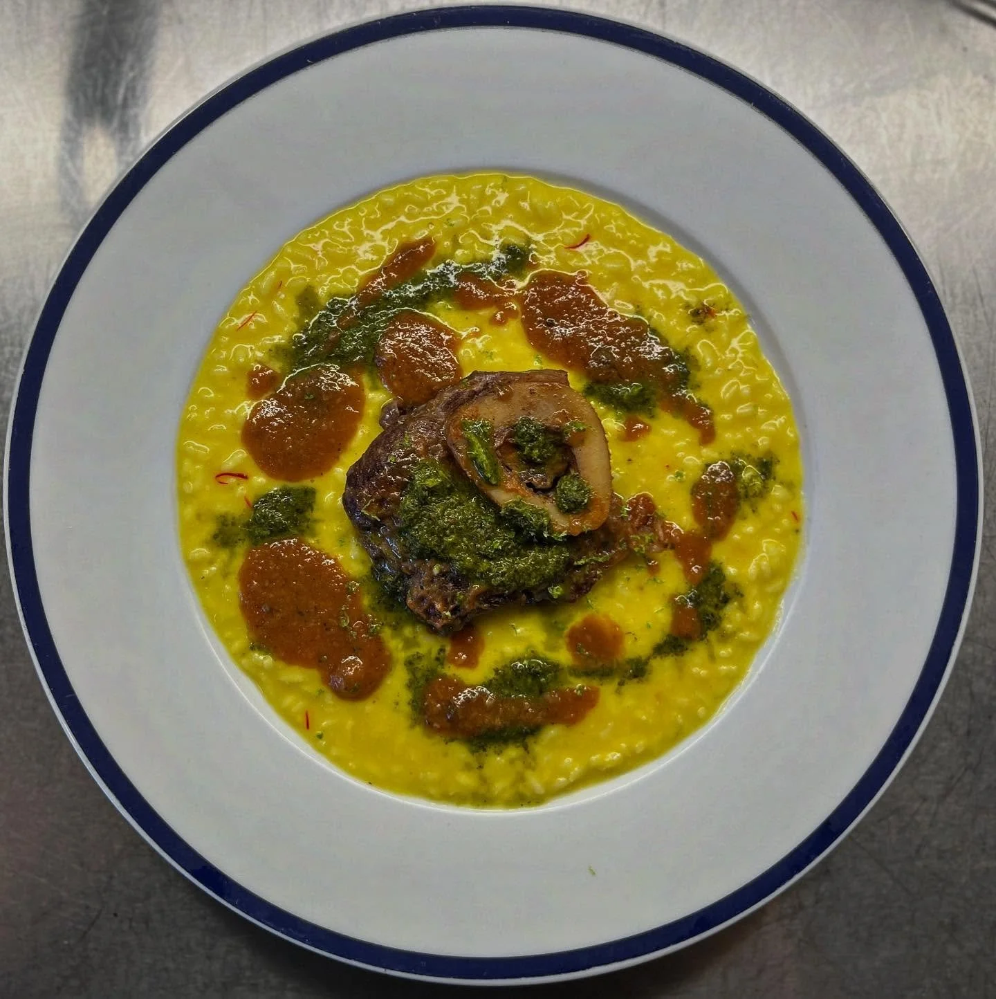 ✨ A tribute to Italy from Mallorca.
Saffron risotto with ossobuco, bone marrow sauce, gremolata, and lime zest &mdash; honoring the rich tradition of Milanese cuisine.
Crafted with love as a private chef in this Mediterranean paradise. 🇮🇹🇪🇸🍋
#Pr