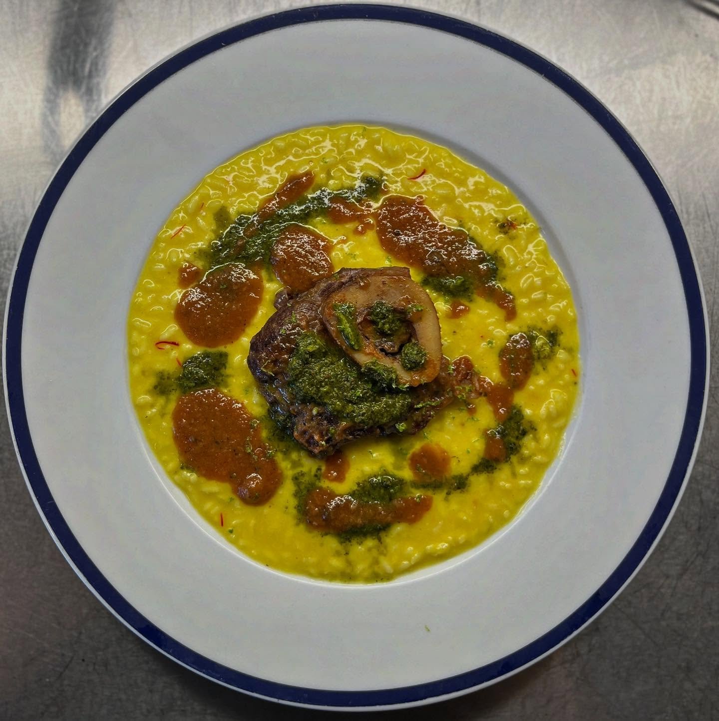 ✨ A tribute to Italy from Mallorca.
Saffron risotto with ossobuco, bone marrow sauce, gremolata, and lime zest &mdash; honoring the rich tradition of Milanese cuisine.
Crafted with love as a private chef in this Mediterranean paradise. 🇮🇹🇪🇸🍋
#Pr