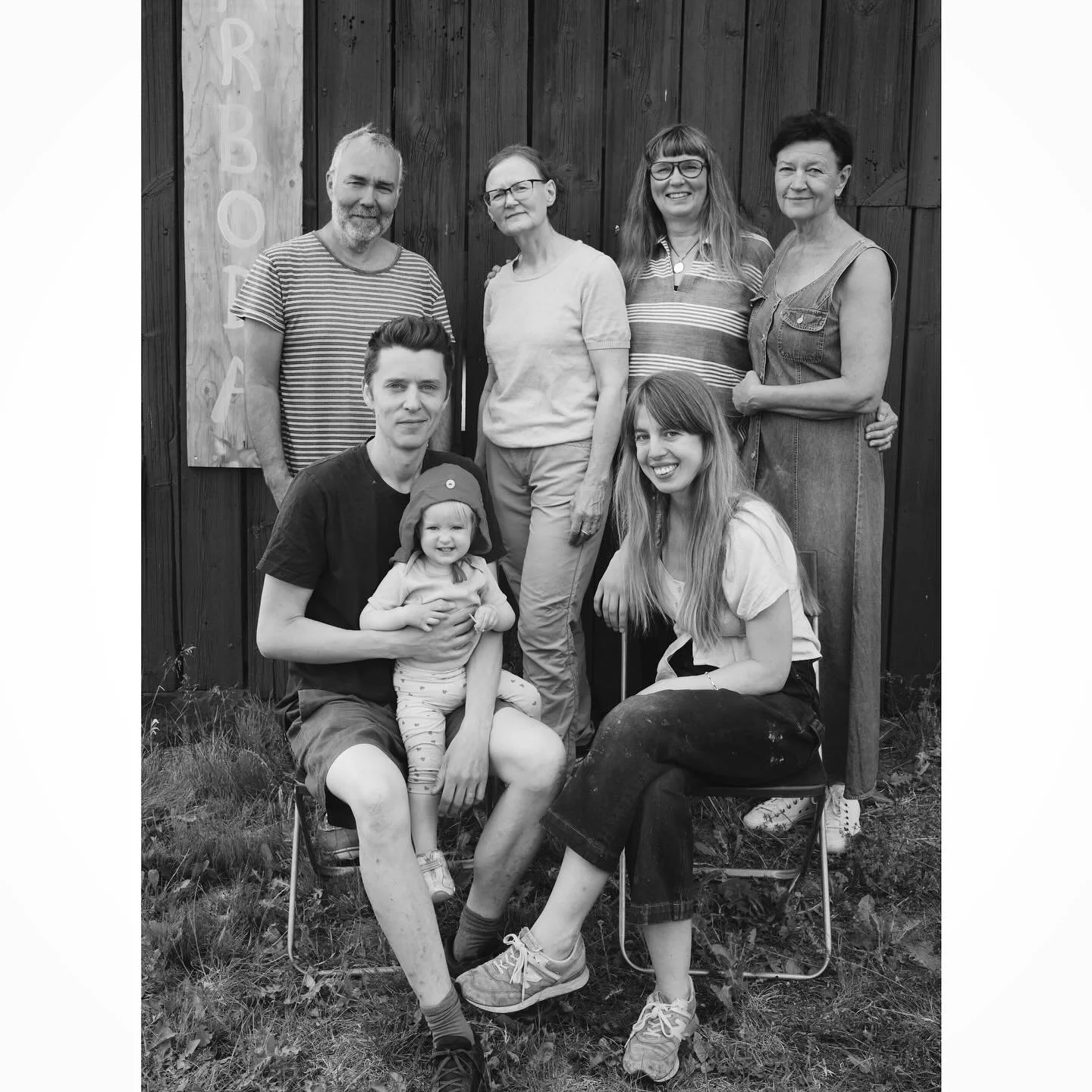 Äntligen fick vi till att ta bild på oss i styrelsen för Kärrboda kulturförening! 💛 Här är vi som tillsammans med flera på gården, smider planer, snickrar, bakar, fixar och framförallt har vä