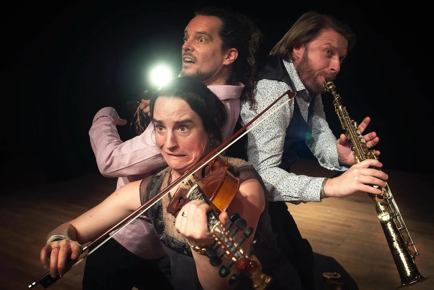 Hörni! Söndag den 20e juli bjuder vi in till en dag med föreställning, café och lek för hela familjen på kärrboda! 
Kl 13 öppnar vi café och fantastiska Ida Blomqvist kommer hålla i s&arin