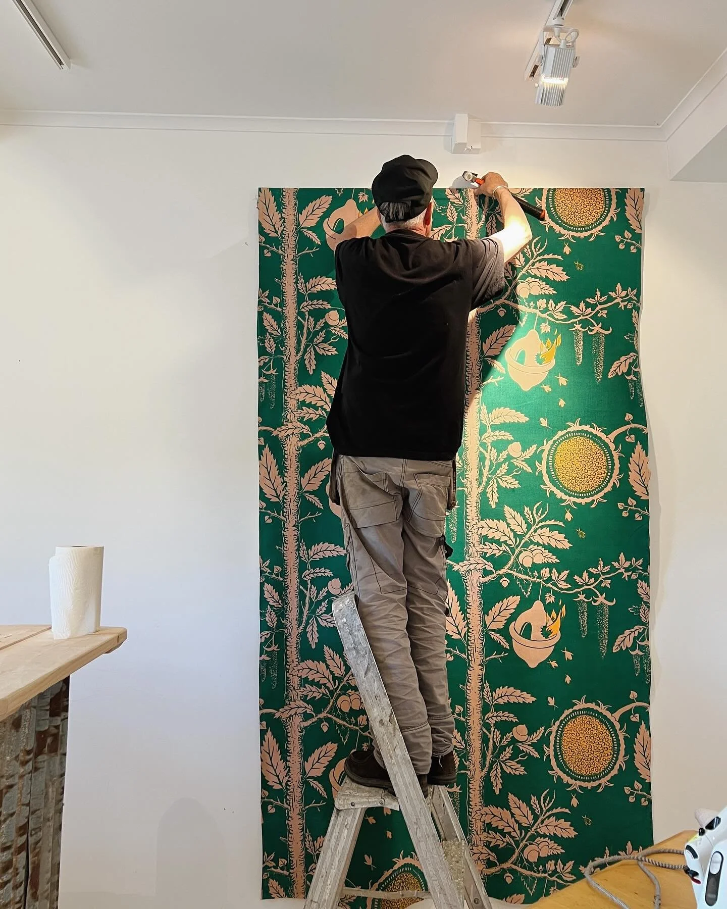 Idag har vi hängt textila verk av @stefanuhlinder i galleriet! Öppet från Kl 18 innan konsert nästa lördag! ✨