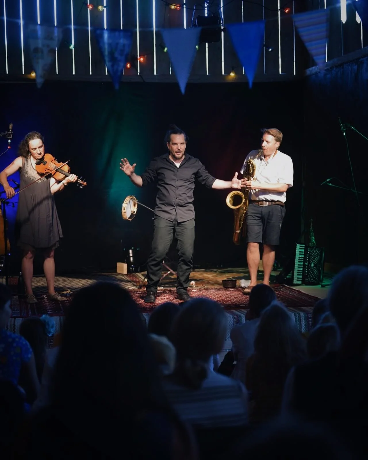 Hurra en sån fin och rolig dag vi fick på gården igår! Tack grymma @mikaelobergstoryteller, @danielreidmusic och Emma Reid för fantastisk föreställning och tack alla som kom och fikade, sjöng, lekte och h&a