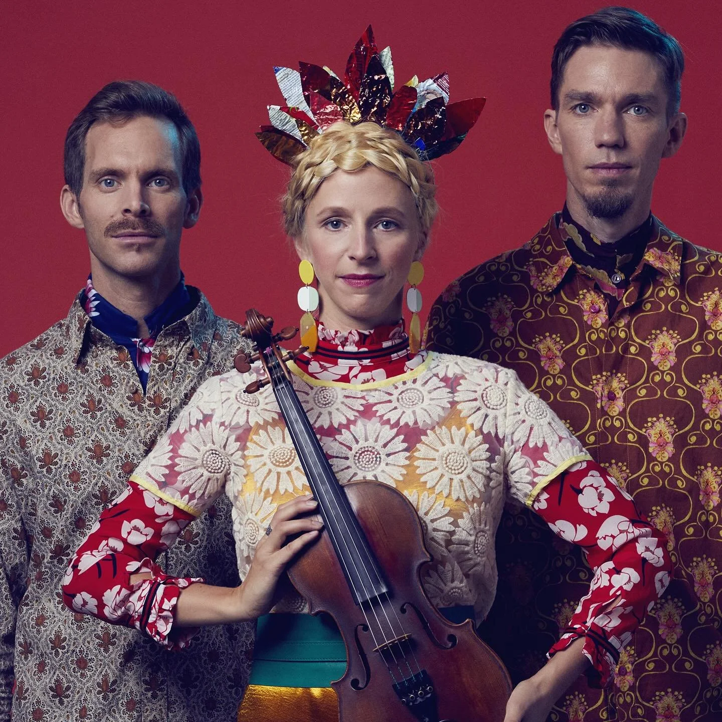 Imorgon! Välkomna på tisdagskonsert tillika en folkmusikaliskt sprudlande och ösig sägongsavslutning tillsammans med Lena Jonson trio! ✨ 🎻
Kafé öppnar 18, Konsertstart kl 19! 
Biljetter och info finns på v&ari
