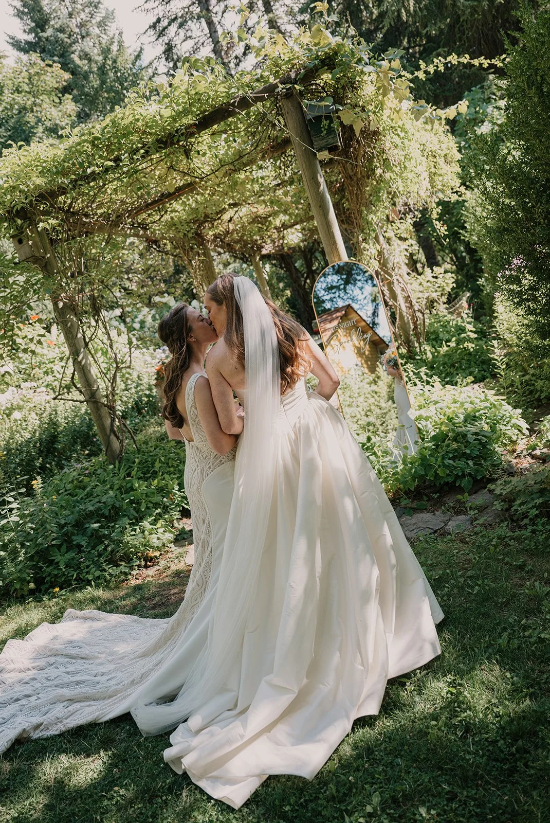 Emily&Malia_MtHoodOrganicFarms_JenJonesWeddings2026-467.jpg