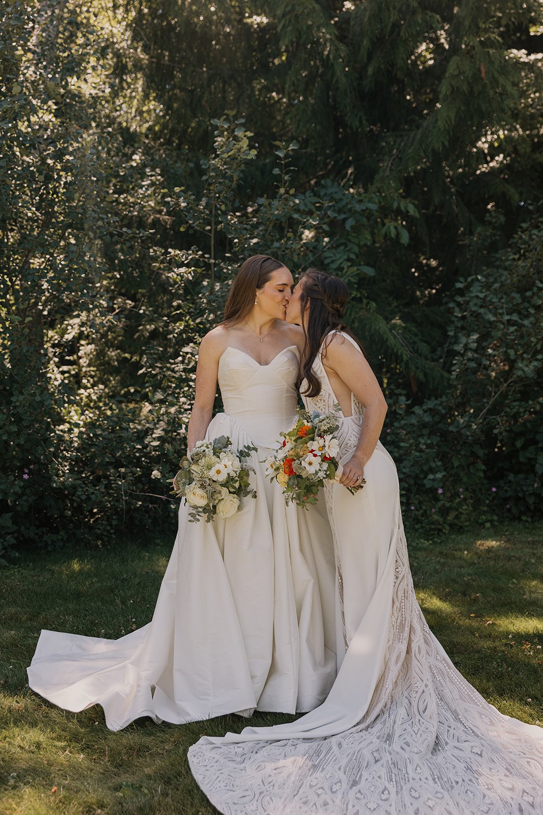 Emily&Malia_MtHoodOrganicFarms_JenJonesWeddings2026-168.jpg
