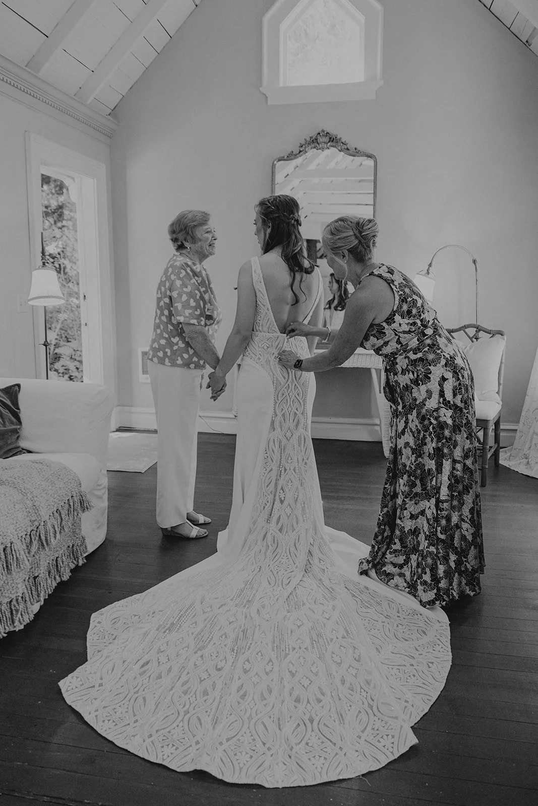 Emily&Malia_MtHoodOrganicFarms_JenJonesWeddings2026-24.jpg