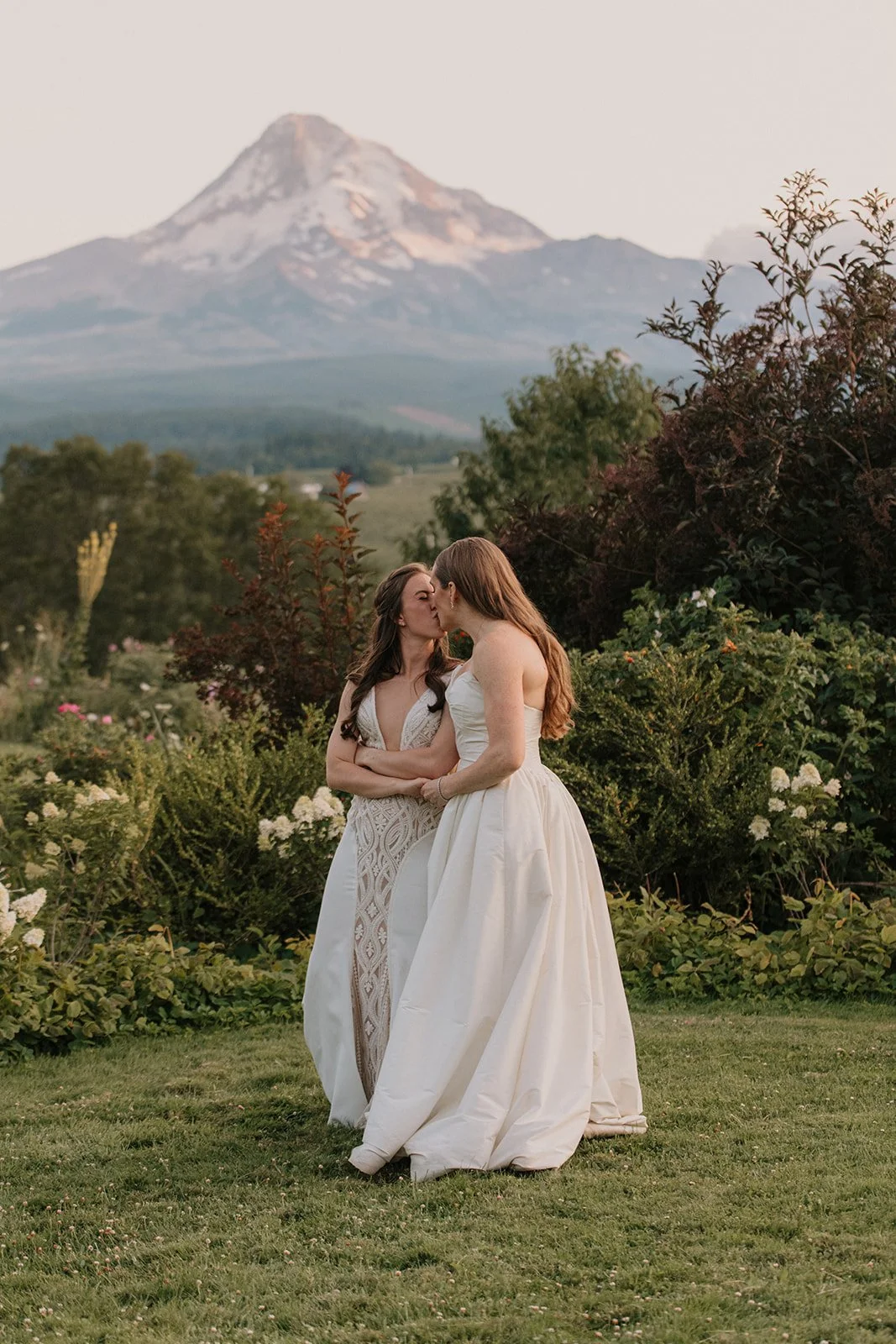 Emily&Malia_MtHoodOrganicFarms_JenJonesWeddings2026-683.jpg