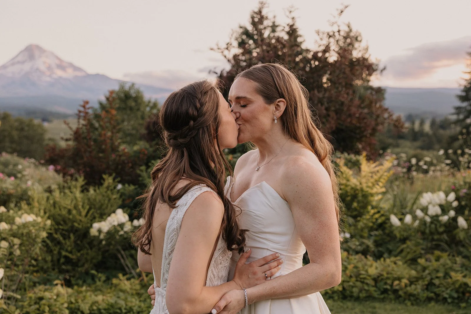Emily&Malia_MtHoodOrganicFarms_JenJonesWeddings2026-703.jpg