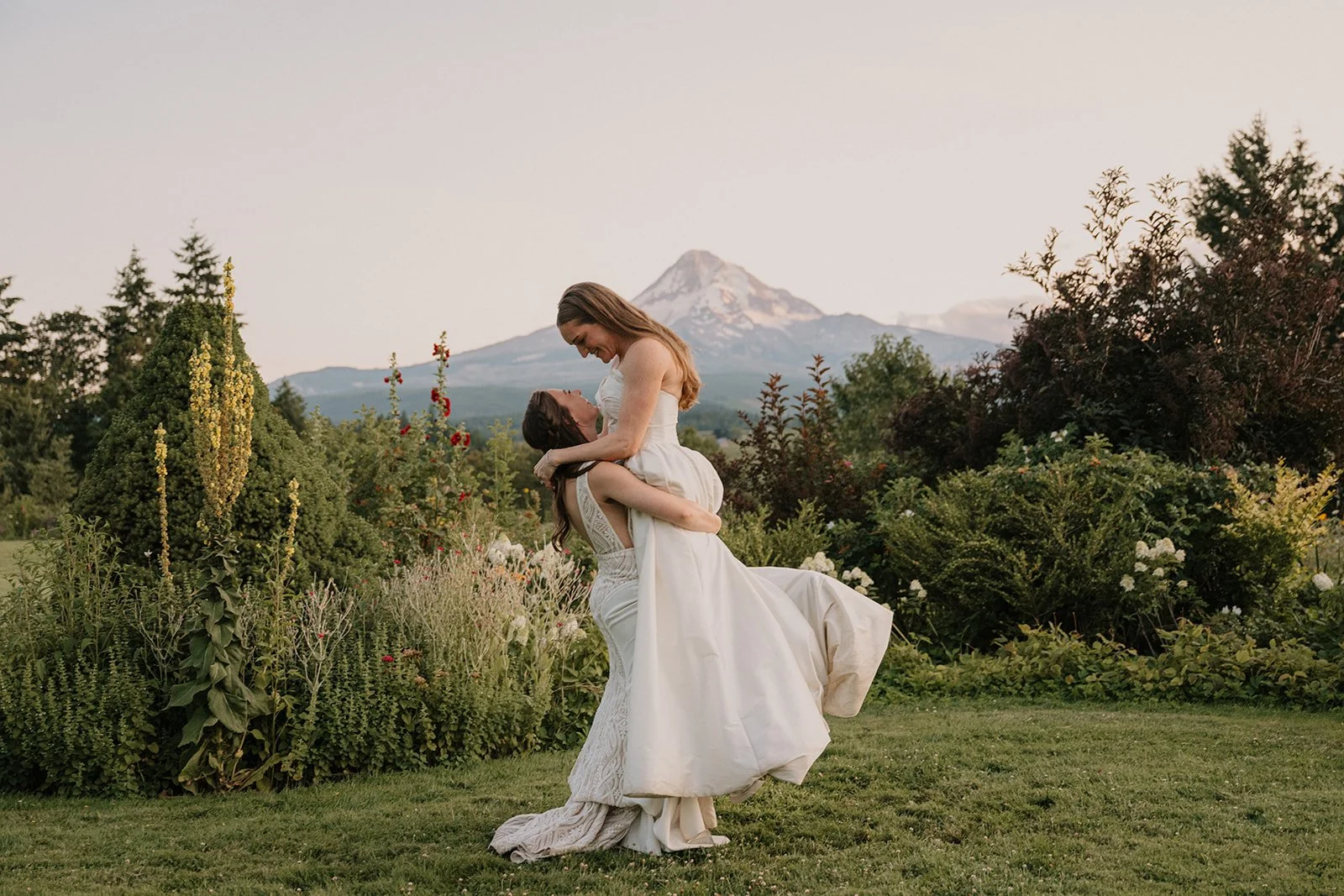 Emily&Malia_MtHoodOrganicFarms_JenJonesWeddings2026-705.jpg