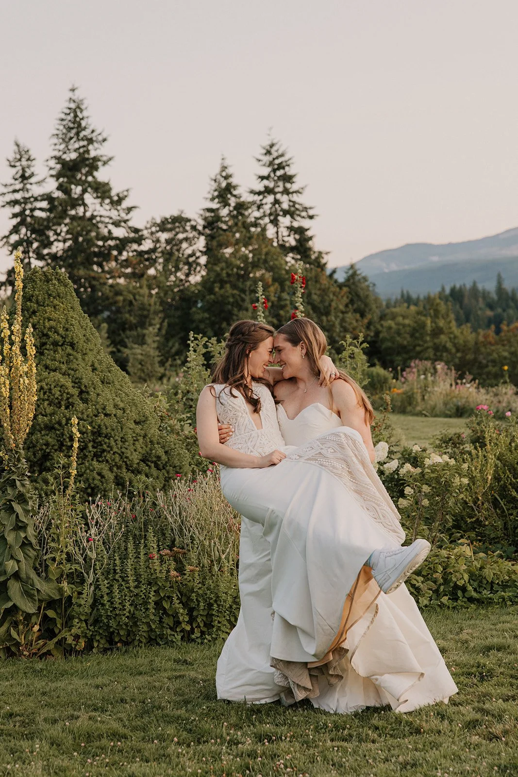Emily&Malia_MtHoodOrganicFarms_JenJonesWeddings2026-707.jpg
