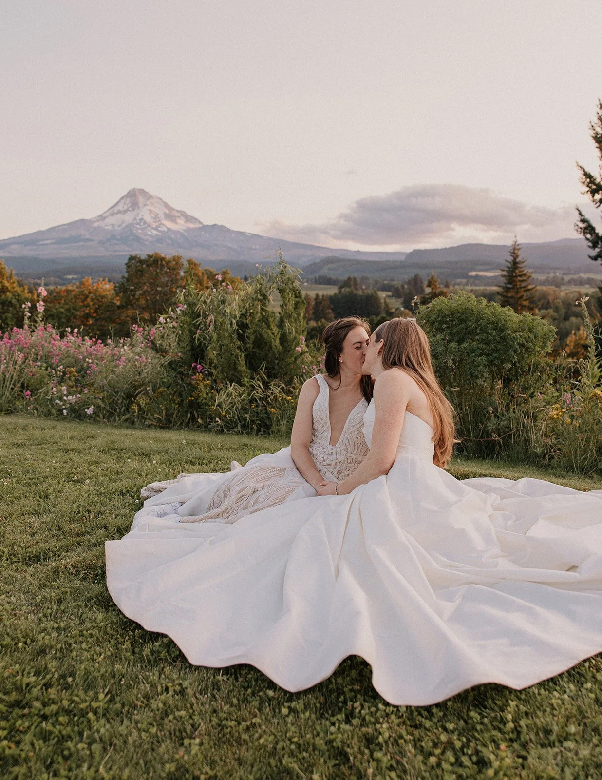Emily&Malia_MtHoodOrganicFarms_JenJonesWeddings2026-746.jpg