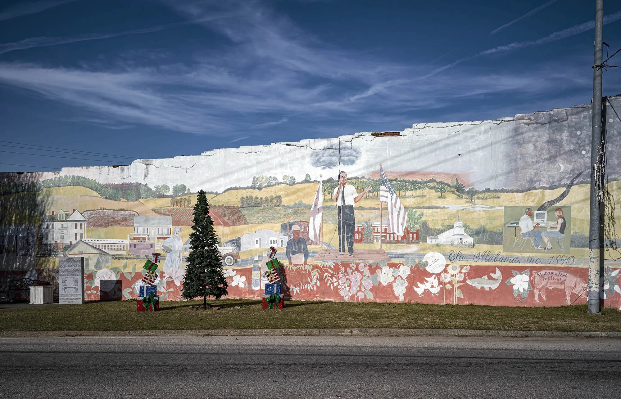 Mural commemorating the birthplace of George Wallace, Governor of Alabama (center). Clio, Alabama. 2020.