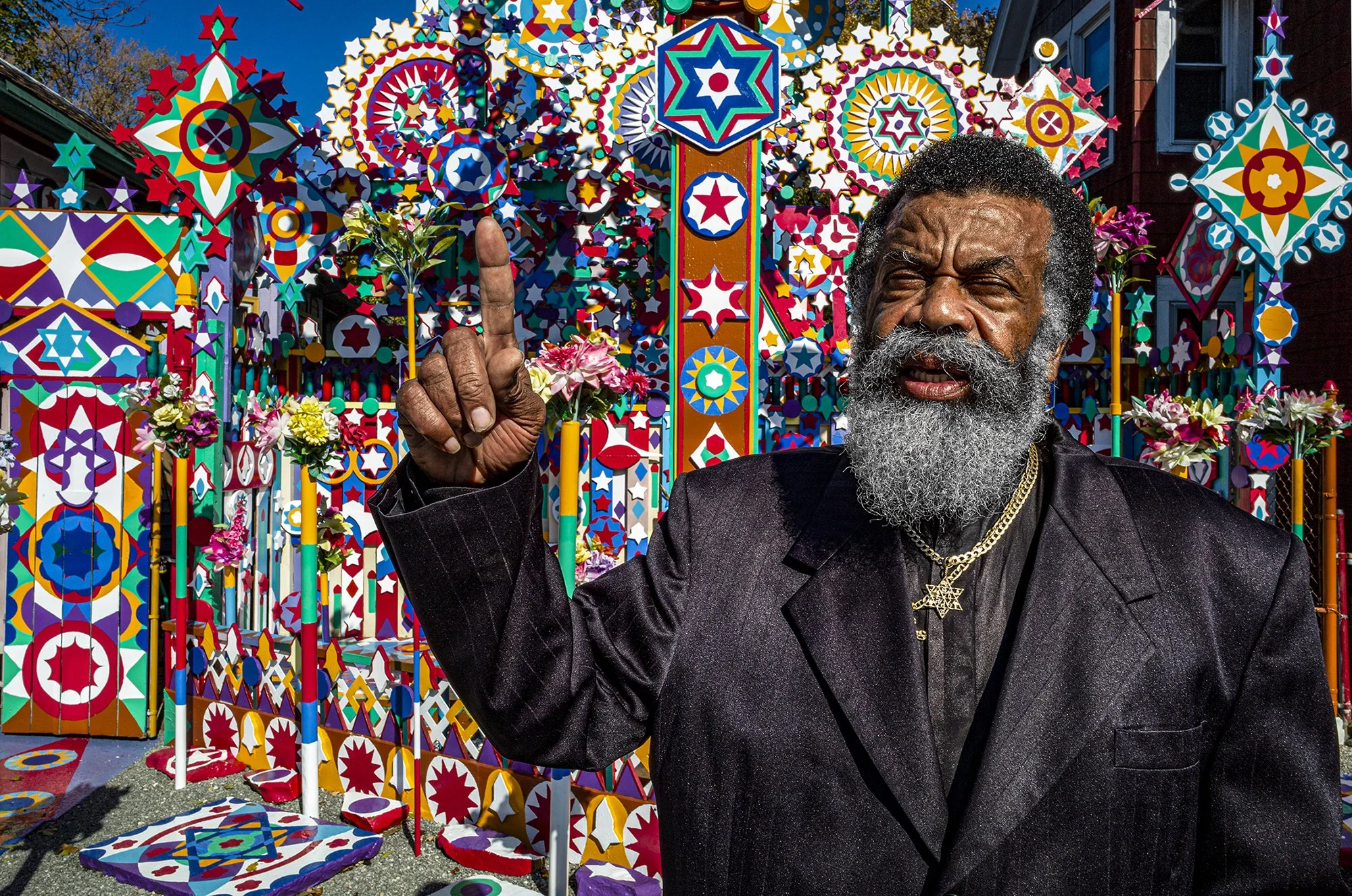 Prophet Isaiah Robertson preaching in front of his “Second Coming” house. Niagara Falls, New York. 2012.