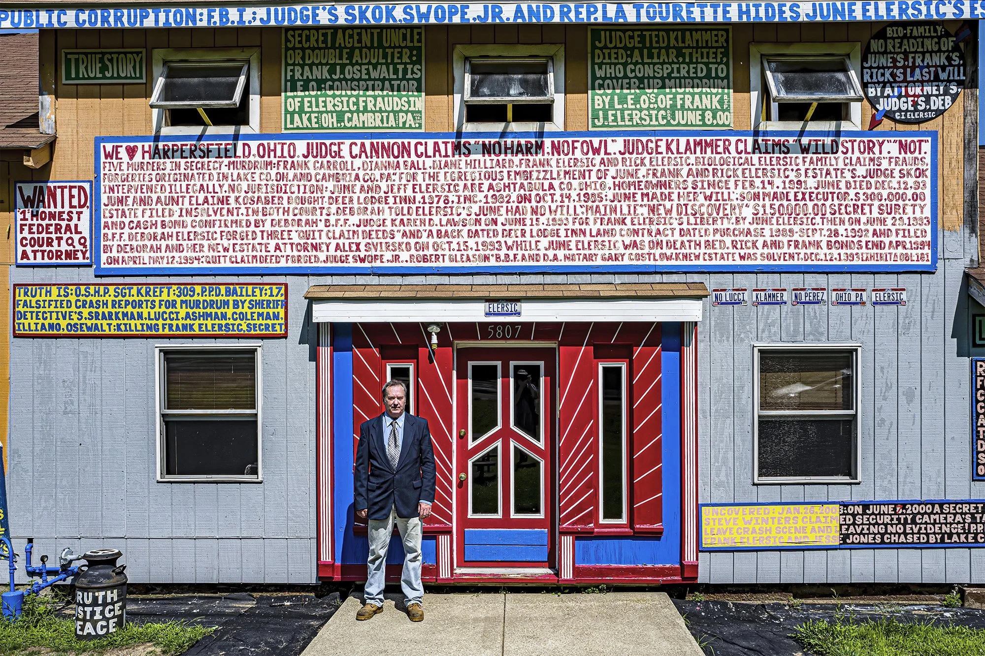 Jeff Elersic in front of his home, covered with his commentaries on local and state government corruption. Harpersfield, Ohio. 2016.