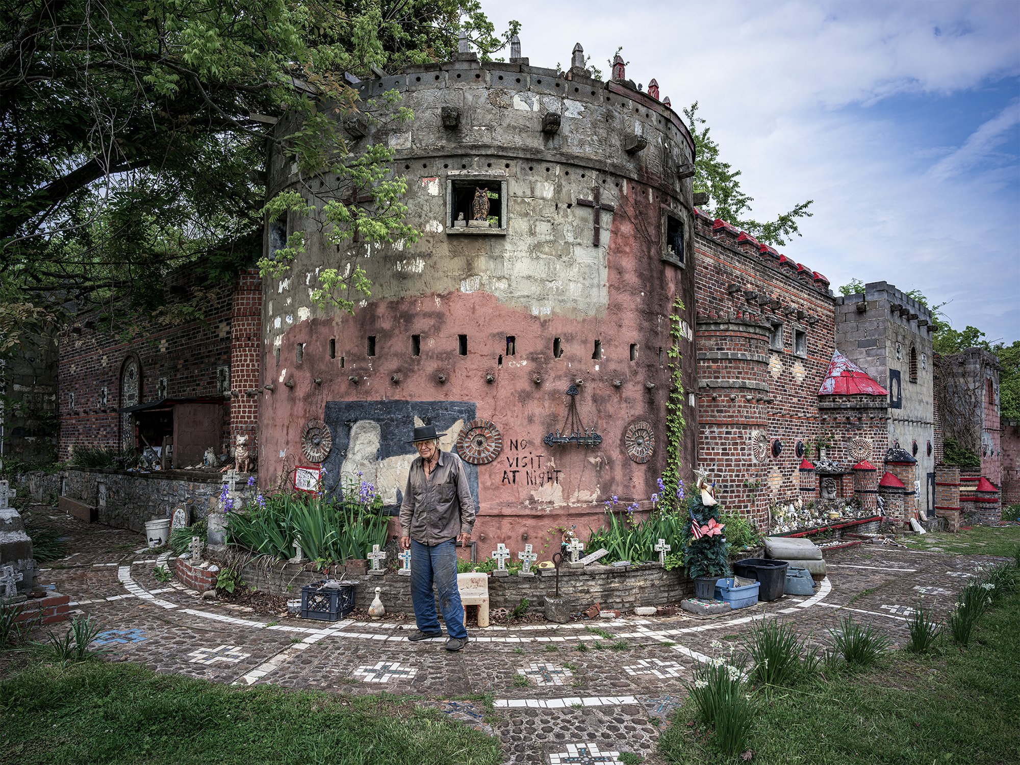 Floyd Banks in front of his “Fortress of Faith” he had built since 1993. Greenback, Tennessee. 2024.