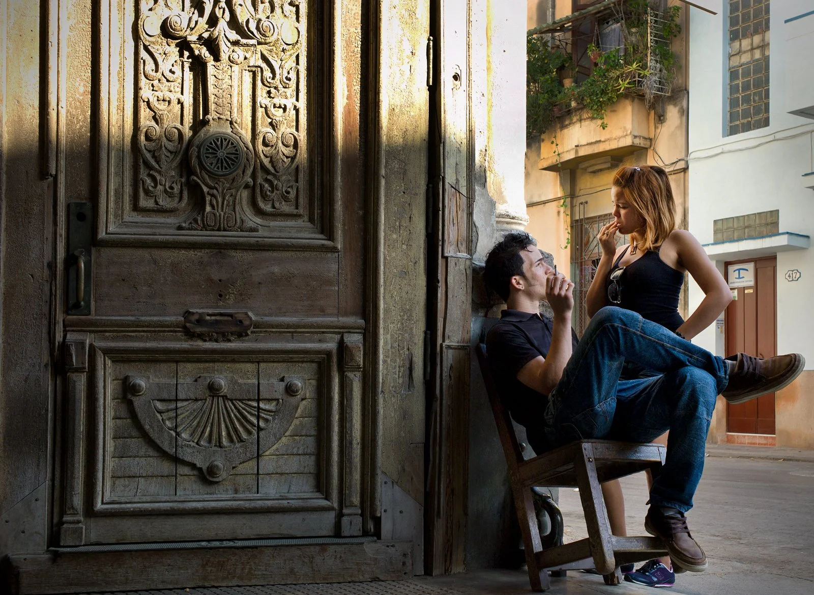 Discussion, LaGuarida building entrance, Concordia Street, Centro, Havana.