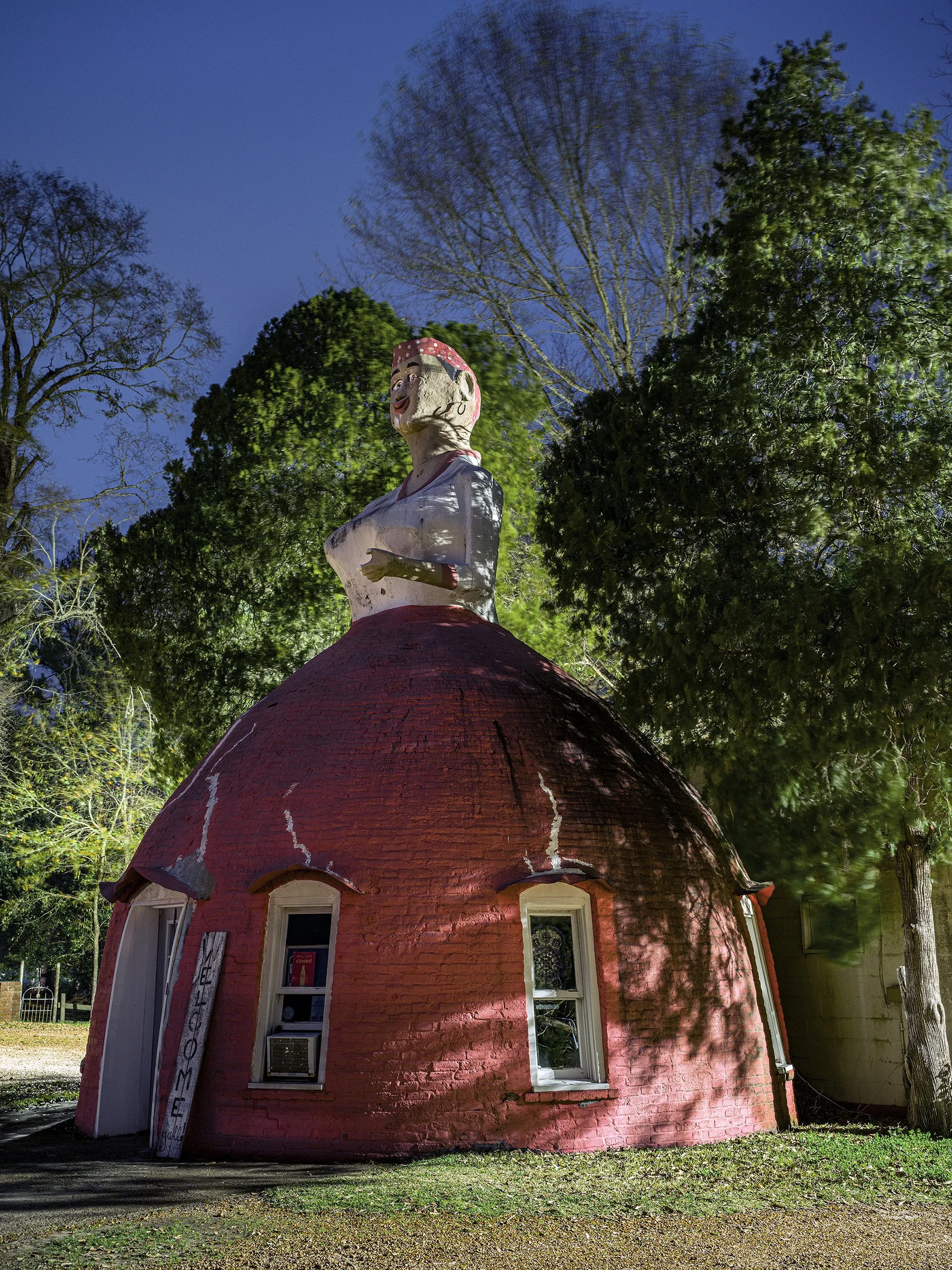 Mammy’s Cupboard, US 61, former gas station now a cafe. Natchez, Mississippi. 2020.