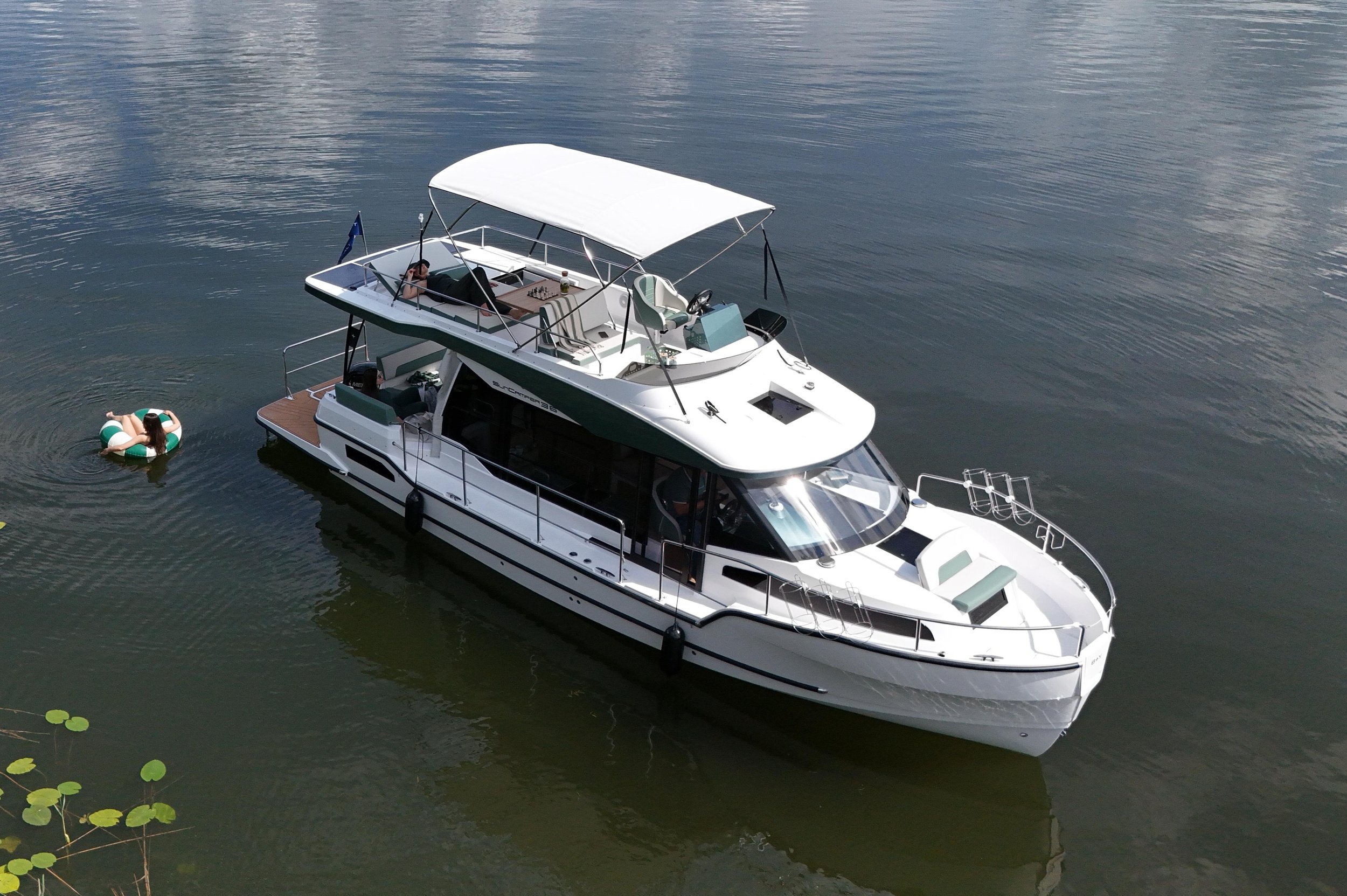 SunCamper 36 Motorboot auf dem Wasser