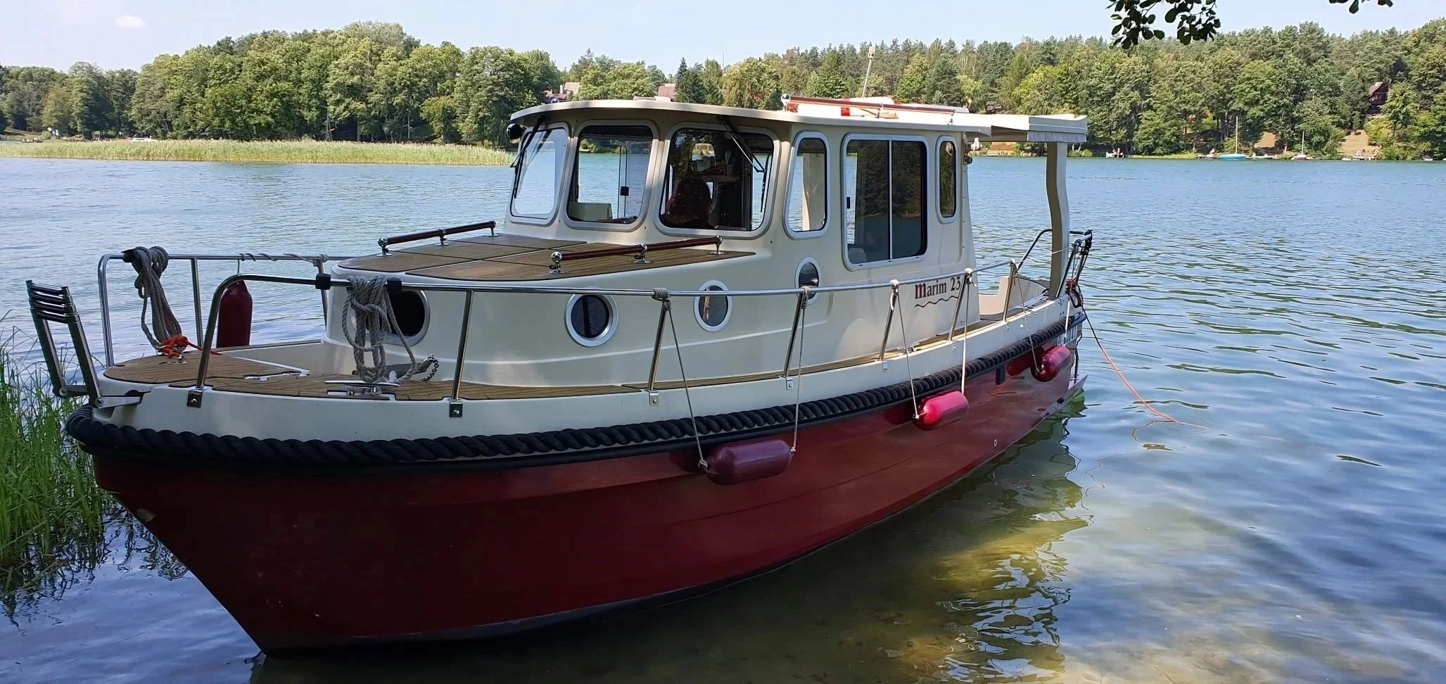 Marim 755 Motorboot auf dem Wasser