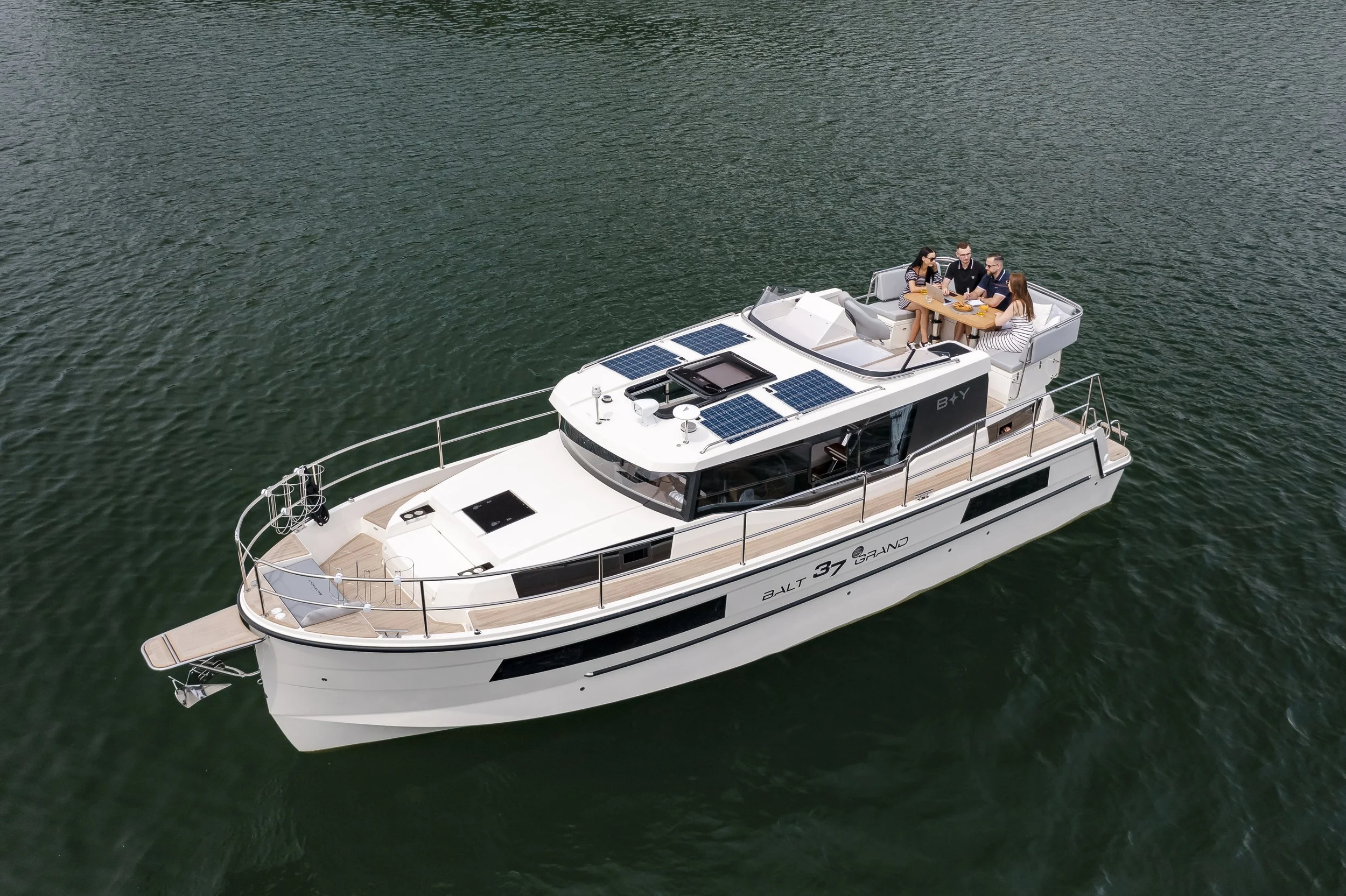 Balt 37 Grand Motorboot auf ruhigem Wasser