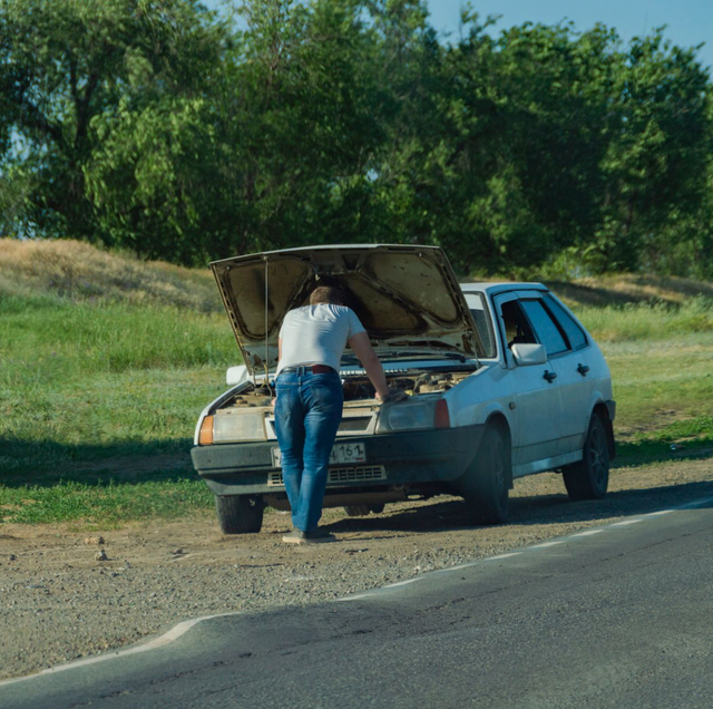 Waiting for a Tow Truck? 7 Things to Do to Stay Safe