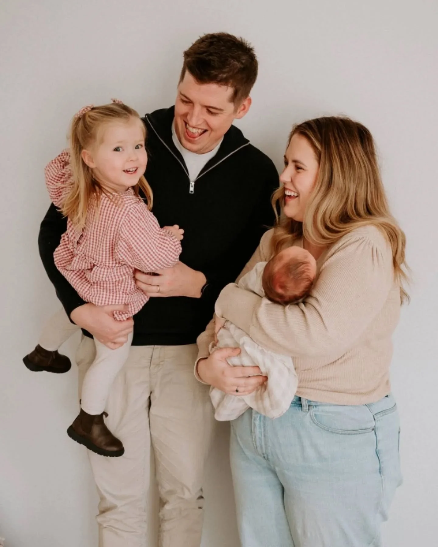 There&rsquo;s something so special about watching a family find their new rhythm &mdash; the way big sister reaches for her baby, the laughter in between the tired moments, the quiet awe that fills the room. These are the days that pass by too quickl
