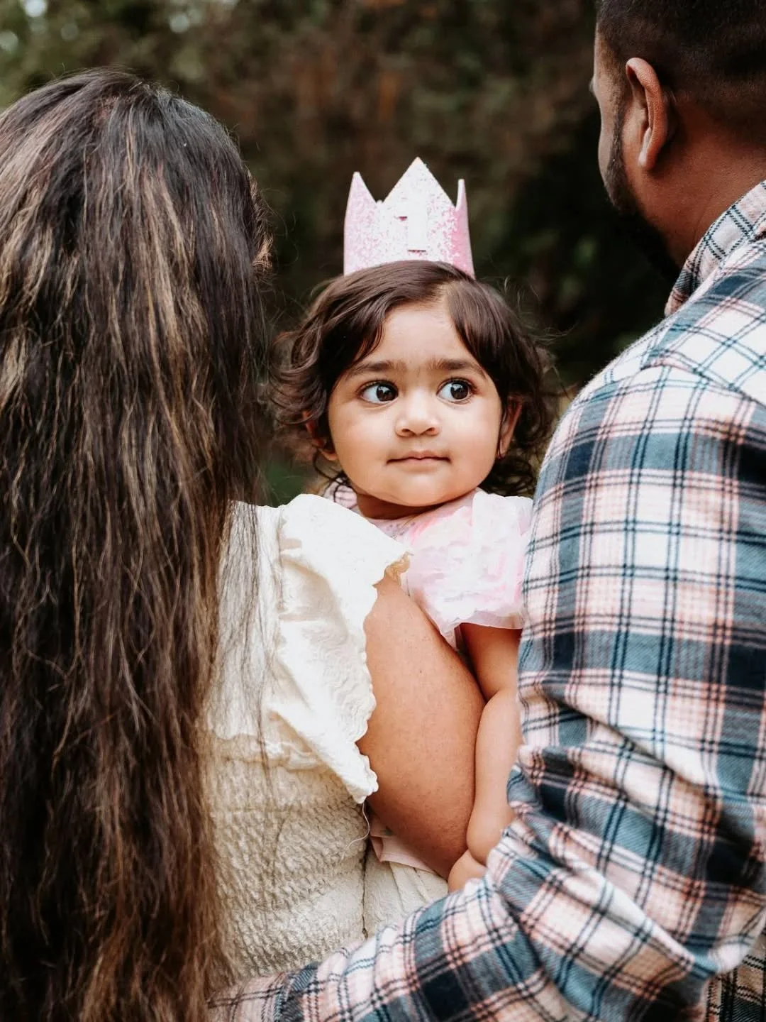 | Before the cake......Cuddles| ✨️🎂🌸

Before the cake smash and the giggles, there&rsquo;s always this&hellip; the cuddles, the quiet, the feeling of being right where they belong 🤍
These are the moments I make space for in every first birthday se