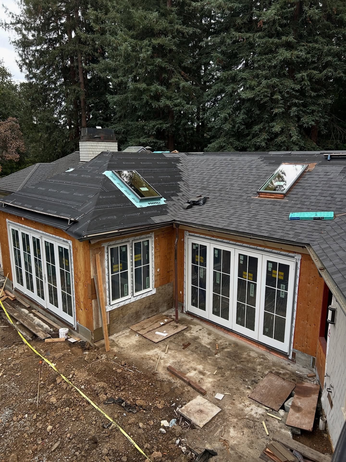 📍Ross, CA | Winter-Ready + Full Systems Ahead
This Ross build is coming together quickly&mdash;doors and windows are in, the roof is sealed, and we&rsquo;re officially dried in just in time for winter. Always a milestone, especially when the rain do