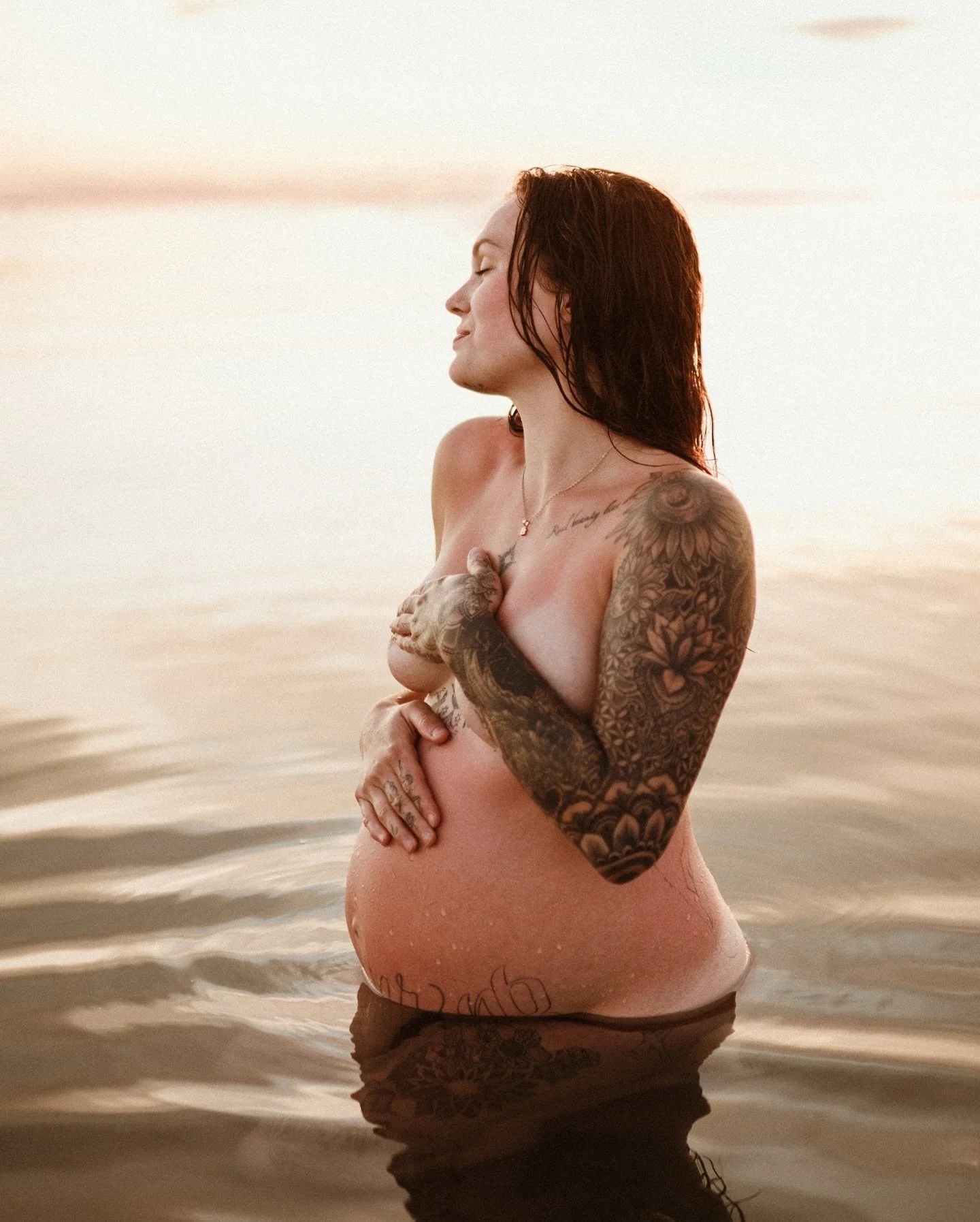 A few pics of Abby with her first 💫

@scrlgallery #scrl #scrlgallery #sylvanlake #sylvanlakephotographer #sylvanlakealberta #reddeerphotographer #albertaphotographer #calgaryphotographer #edmontonphotographer #maternitysession #lookslikefilm #beunra