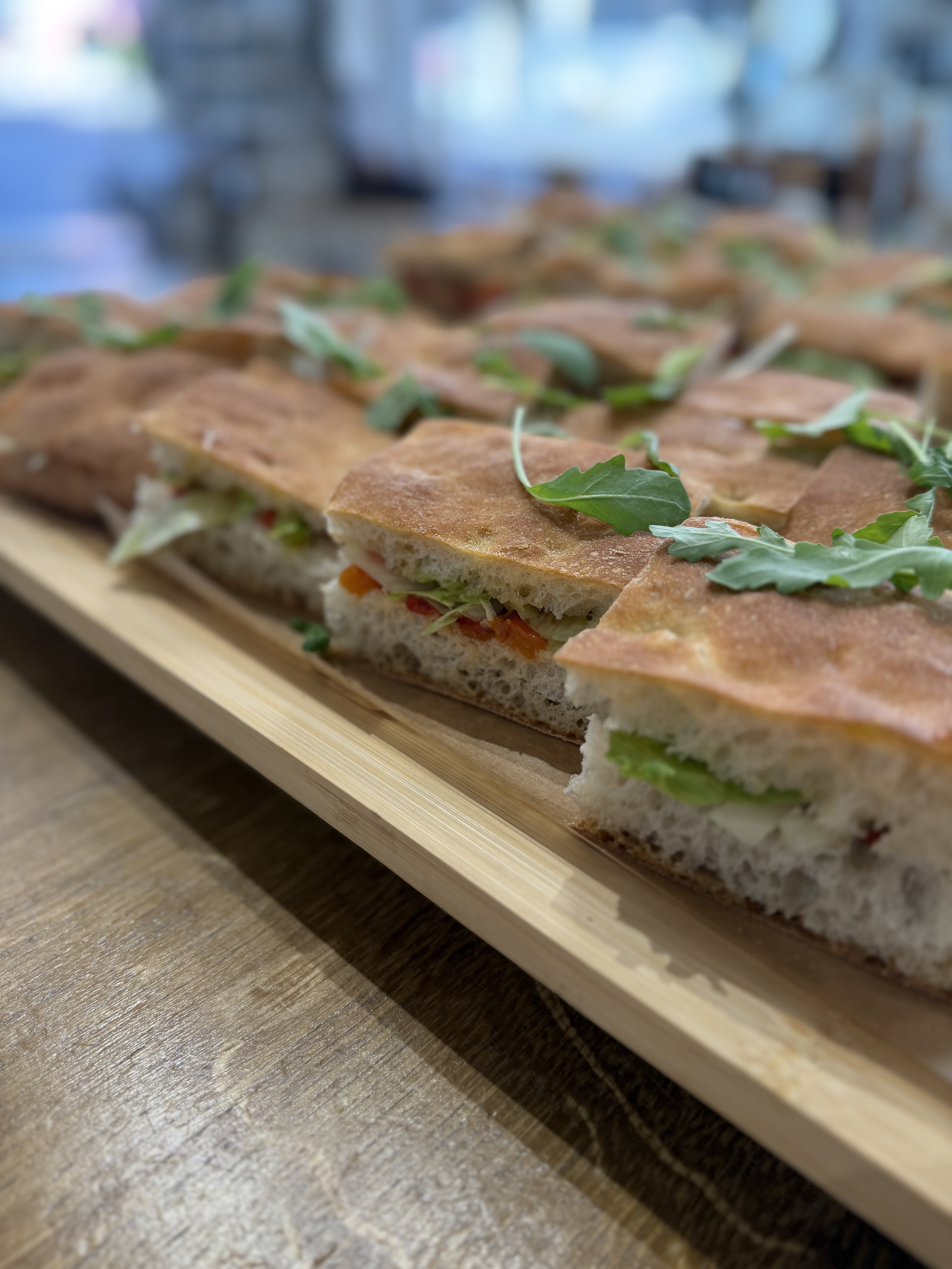 Italienische Apéro mit feinen Aufschnitten, Käse, hausgemachten Häppchen und süssen Desserts – perfekt für jeden Anlass und individuell anpassbar.